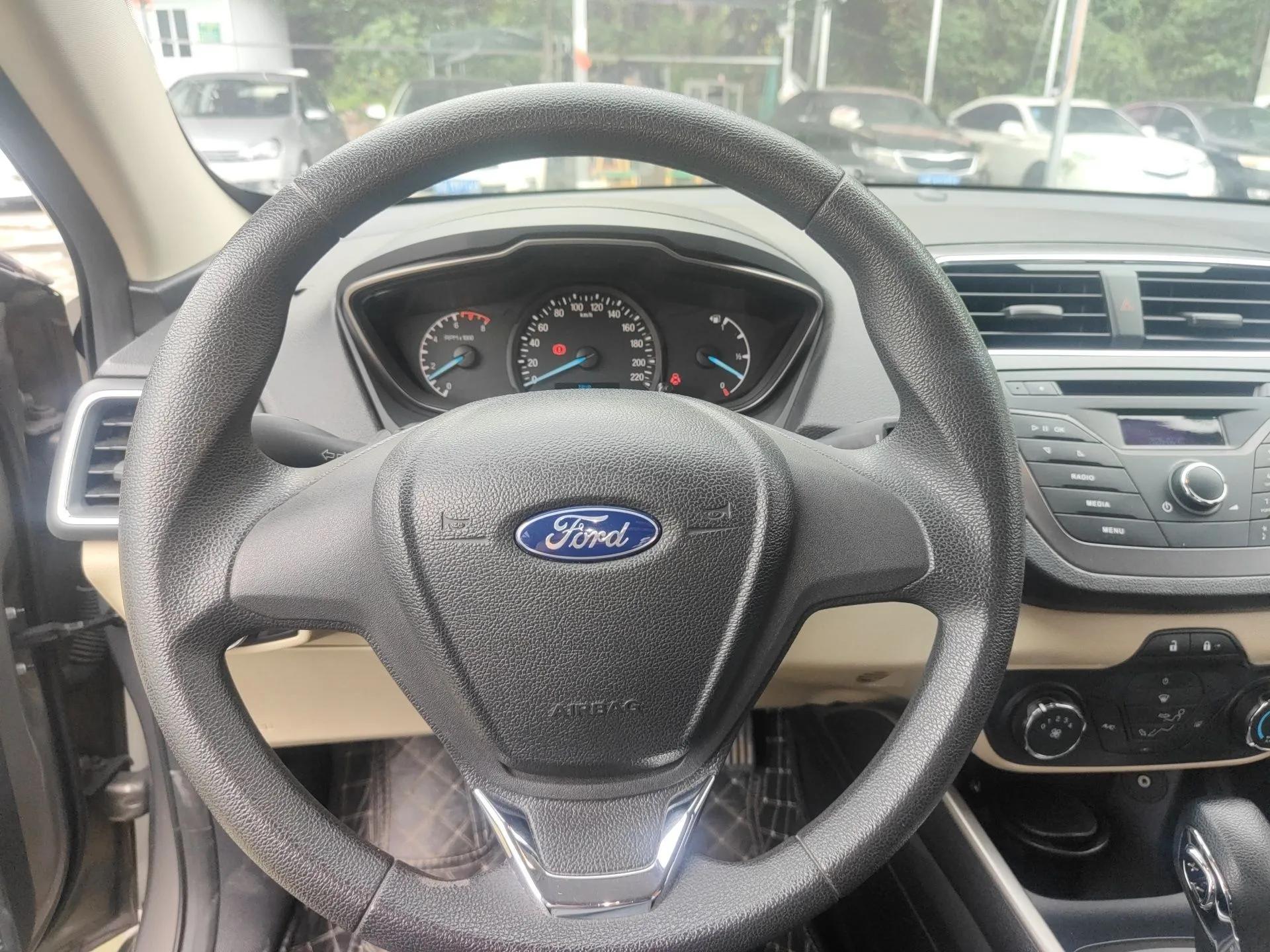 Ford Escort 2015 1.5L Automatic Comfort Edition — миниатюра 14