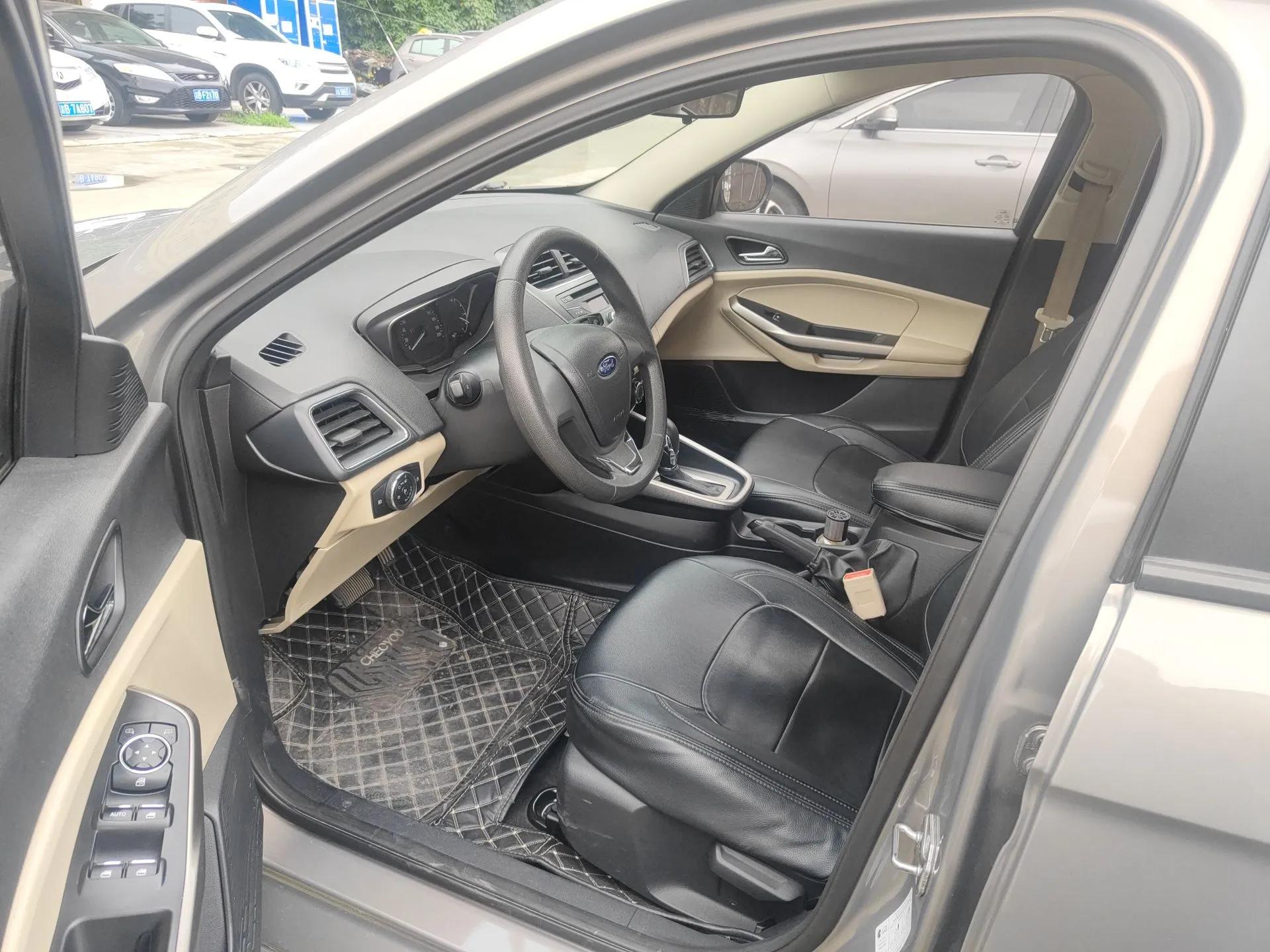 Ford Escort 2015 1.5L Automatic Comfort Edition — миниатюра 18