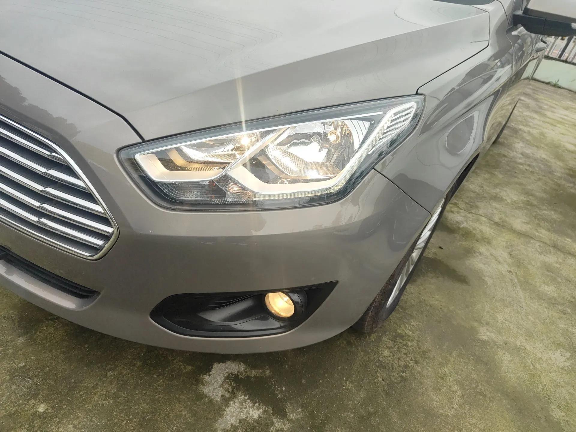 Ford Escort 2015 1.5L Automatic Comfort Edition — миниатюра 9