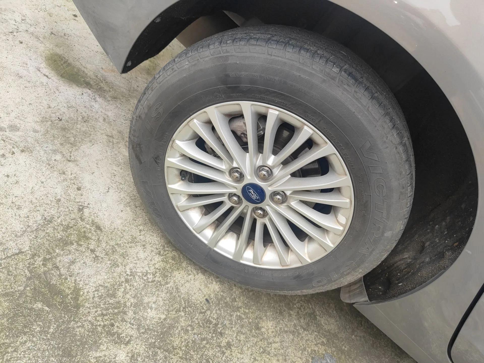 Ford Escort 2015 1.5L Automatic Comfort Edition — миниатюра 10