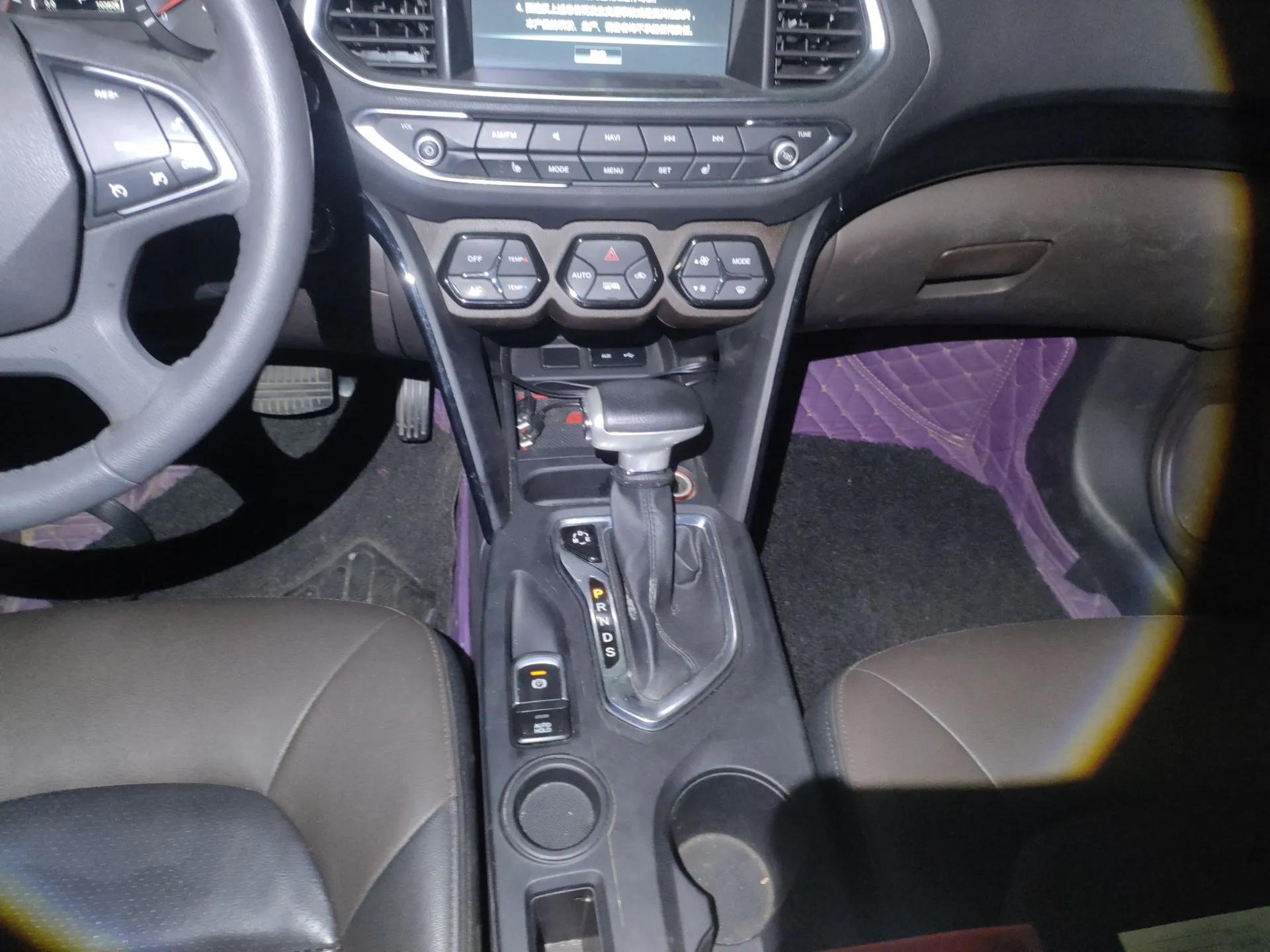 GAC Trumpchi GS4 2017 235T Automatic Two-Wheel Drive Luxury Smart Connectivity Version — миниатюра 16