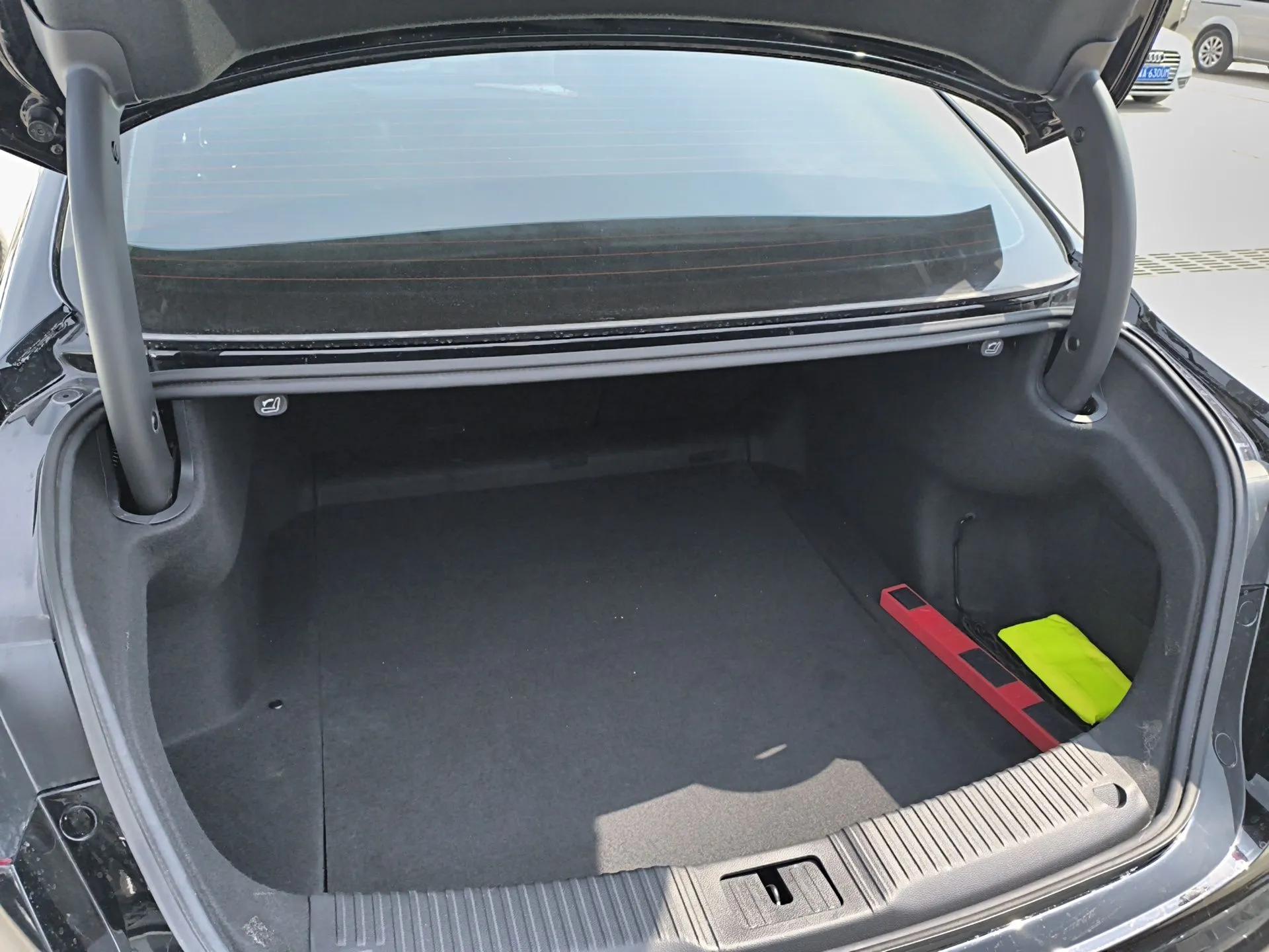 Hongqi H5 2024 2.0T Automatic Smart Connect Flagship Edition — миниатюра 22