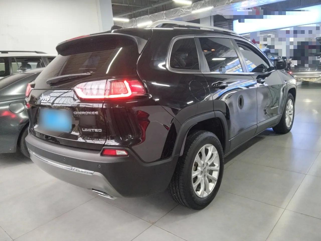 Jeep Cherokee 2019 2.0T Two-Wheel Drive Smart Enjoyment Version China VI — миниатюра 6