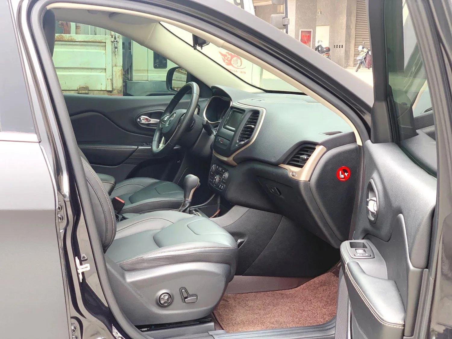 Jeep Cherokee 2016 2.4L Leading Edition — миниатюра 9