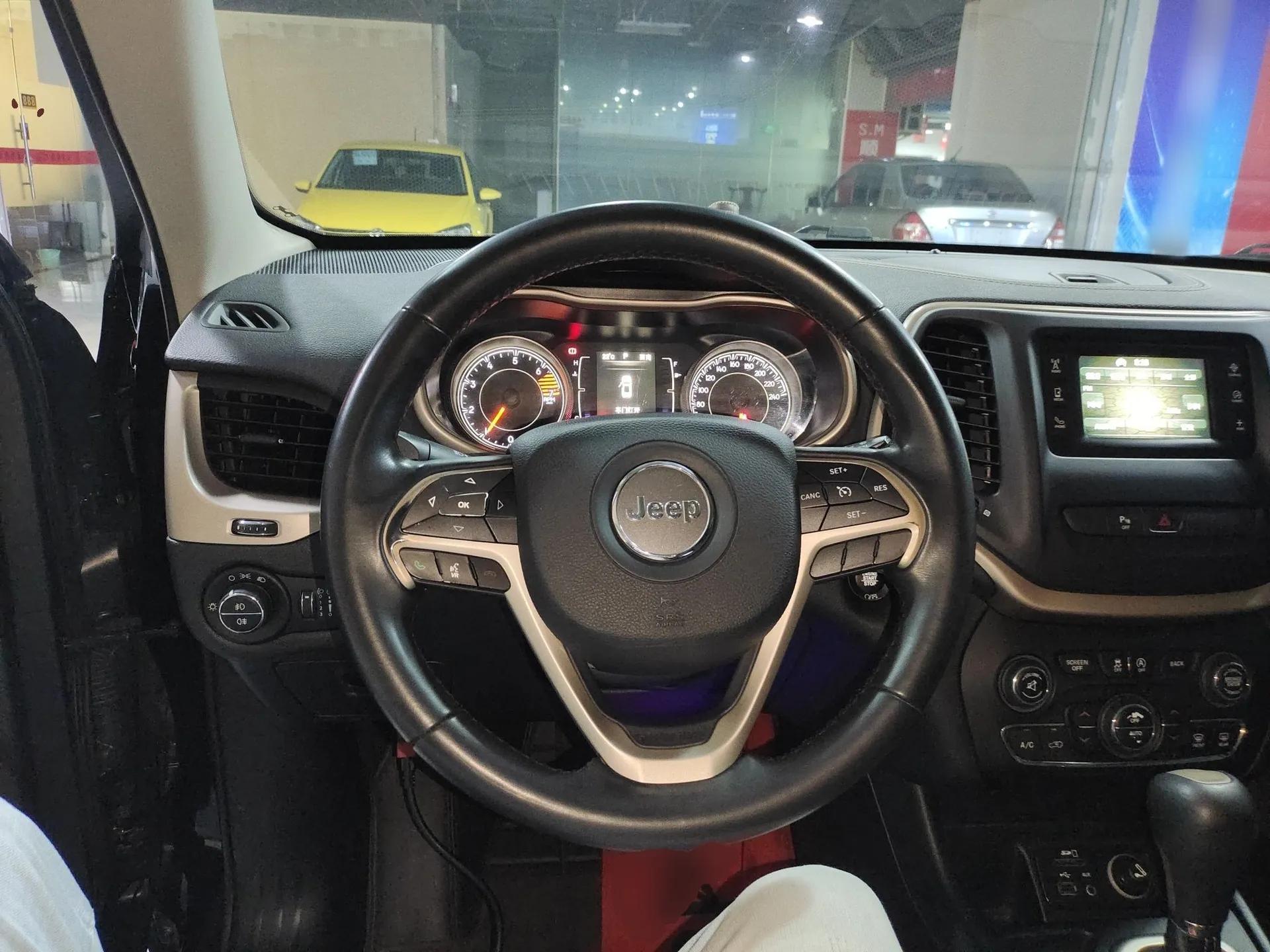Jeep Cherokee 2016 2.4L Leading Edition — миниатюра 10