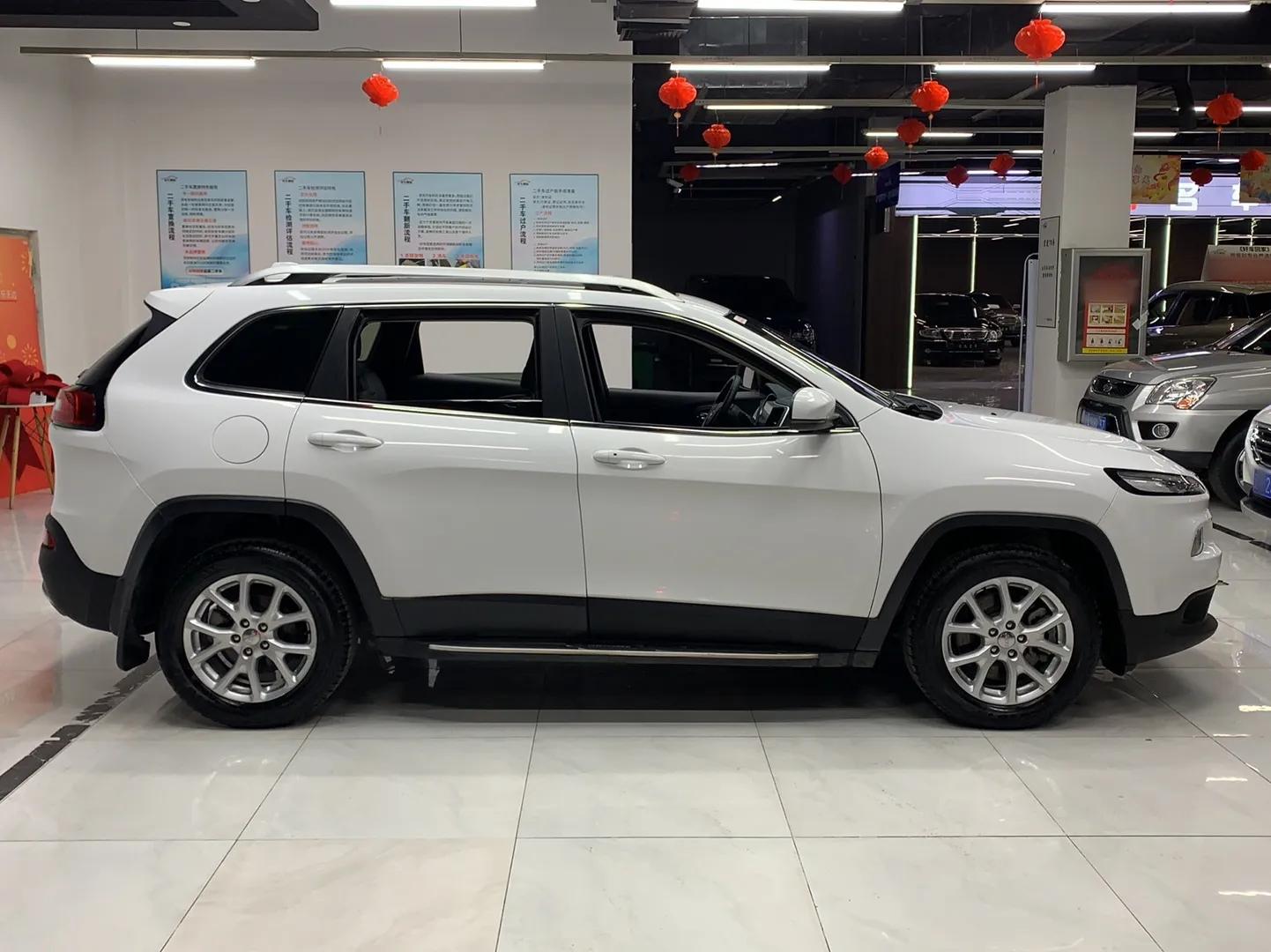 Jeep Cherokee 2017 2.4L Leading Edition — миниатюра 4
