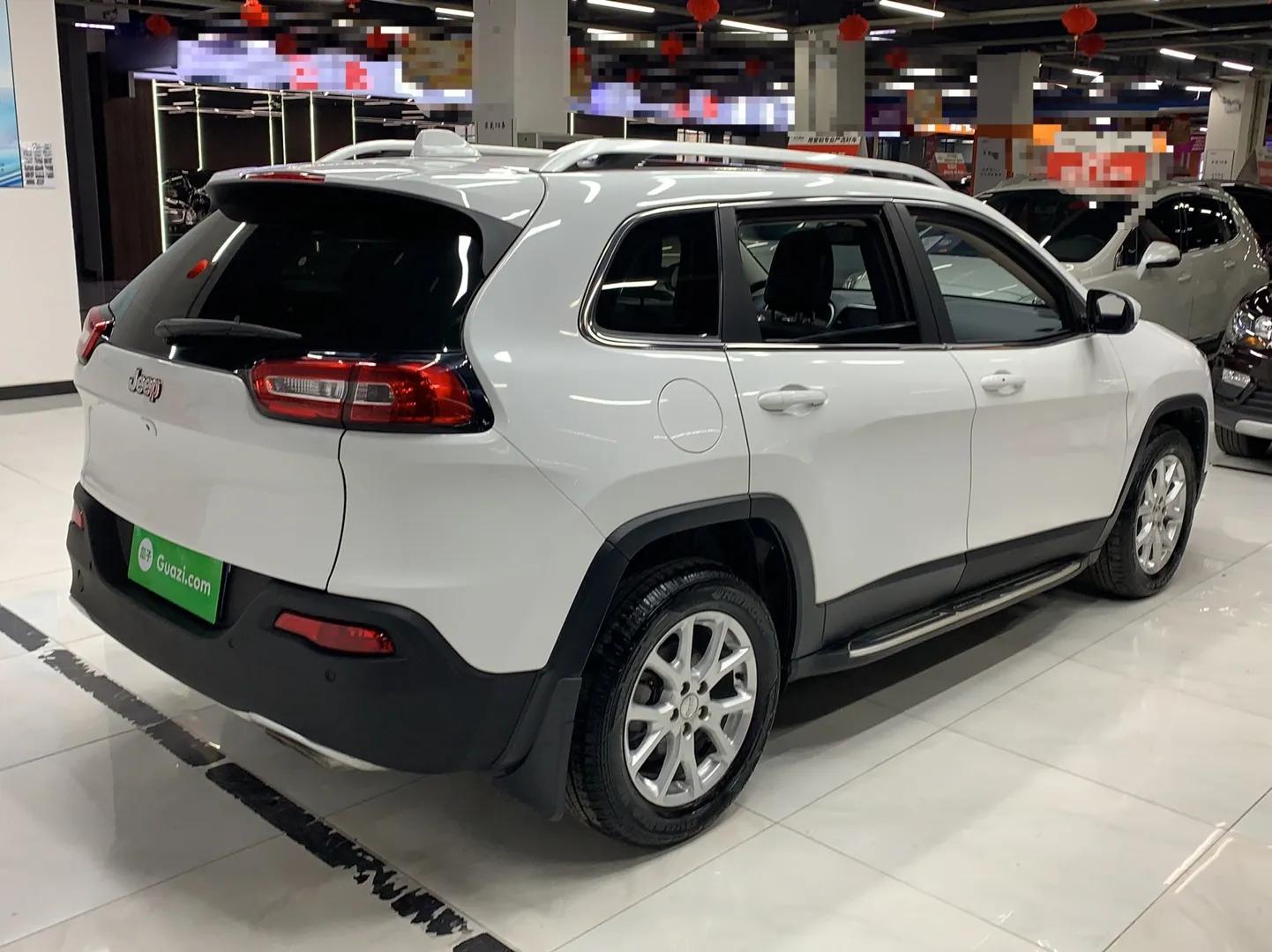 Jeep Cherokee 2017 2.4L Leading Edition — миниатюра 5