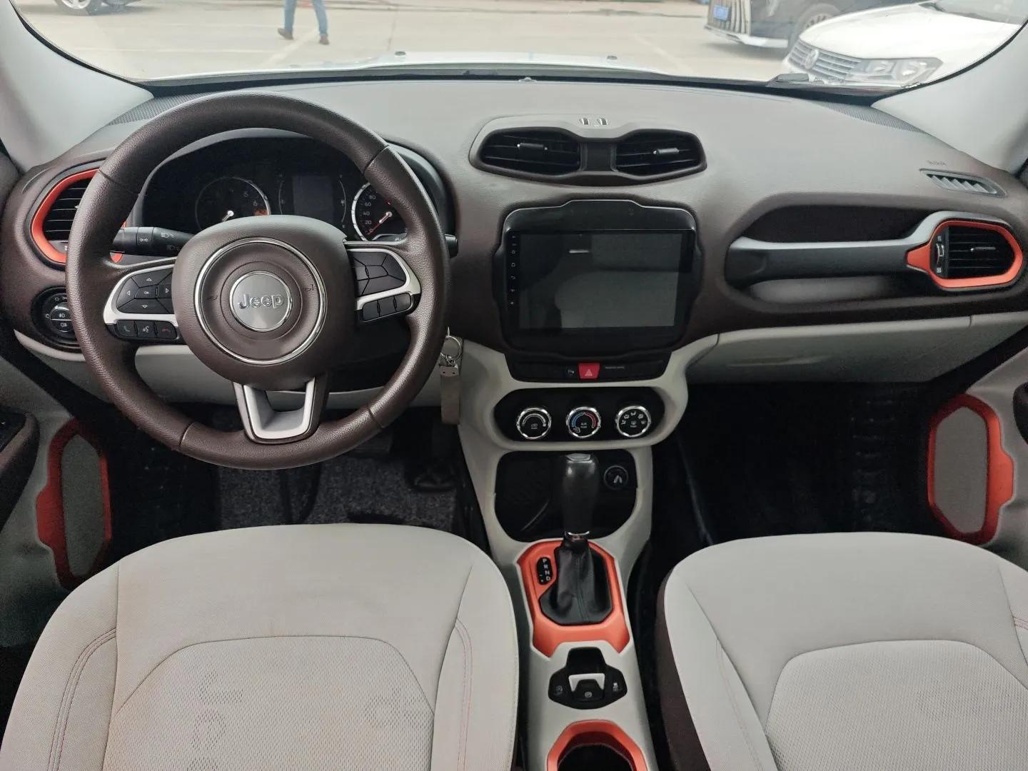 Jeep Renegade 2017 180T Automatic High-Energy Version — миниатюра 13