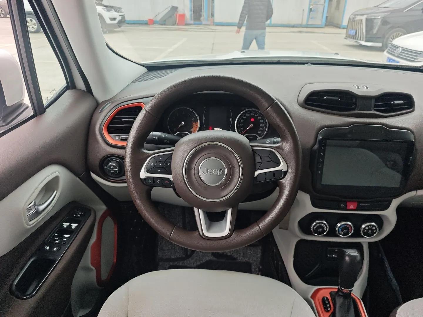 Jeep Renegade 2017 180T Automatic High-Energy Version — миниатюра 14