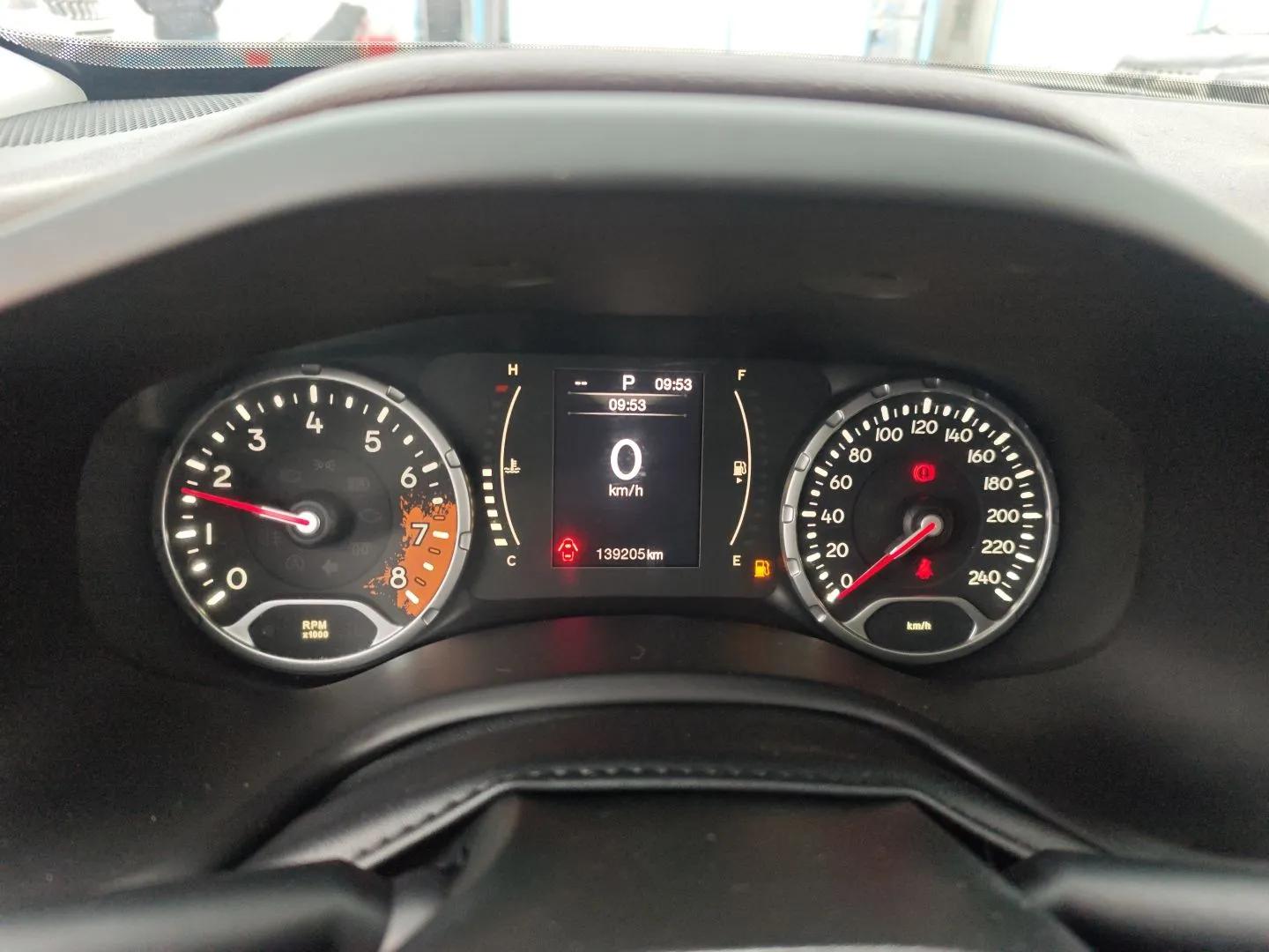Jeep Renegade 2017 180T Automatic High-Energy Version — миниатюра 15
