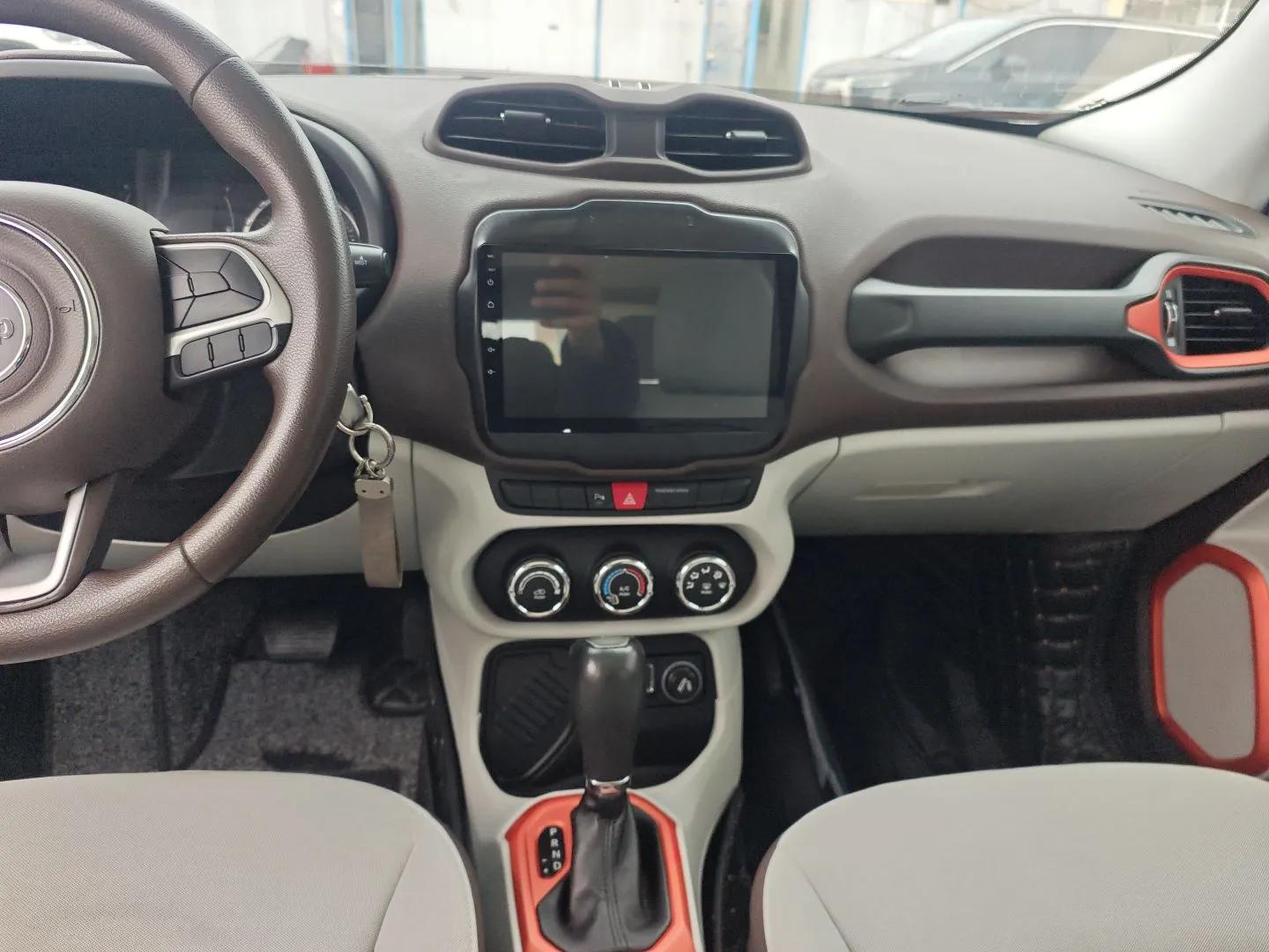 Jeep Renegade 2017 180T Automatic High-Energy Version — миниатюра 16