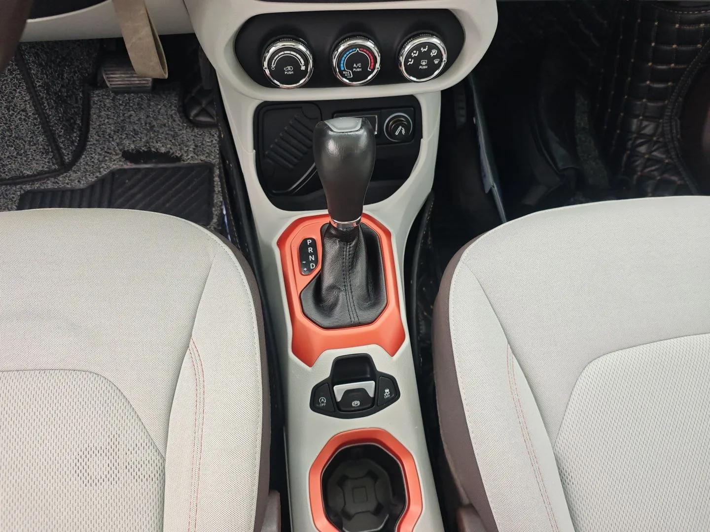 Jeep Renegade 2017 180T Automatic High-Energy Version — миниатюра 17