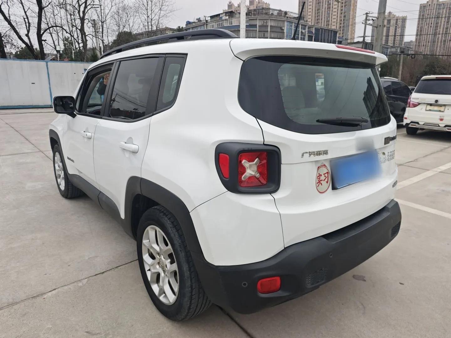 Jeep Renegade 2017 180T Automatic High-Energy Version — миниатюра 4