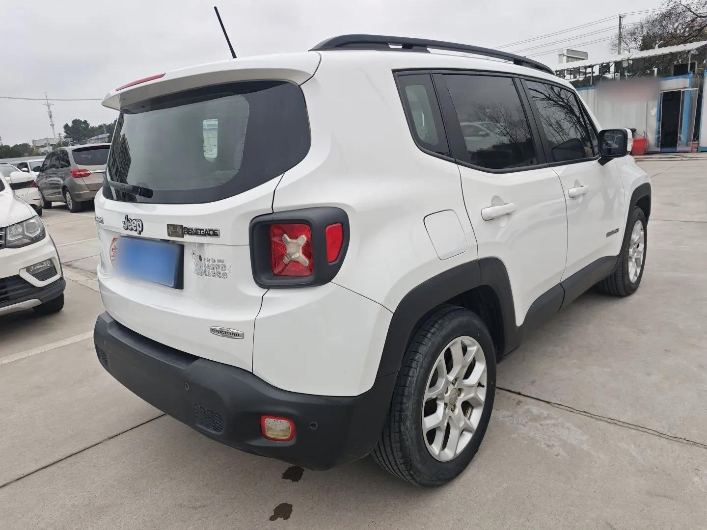 Jeep Renegade 2017 180T Automatic High-Energy Version — миниатюра 6