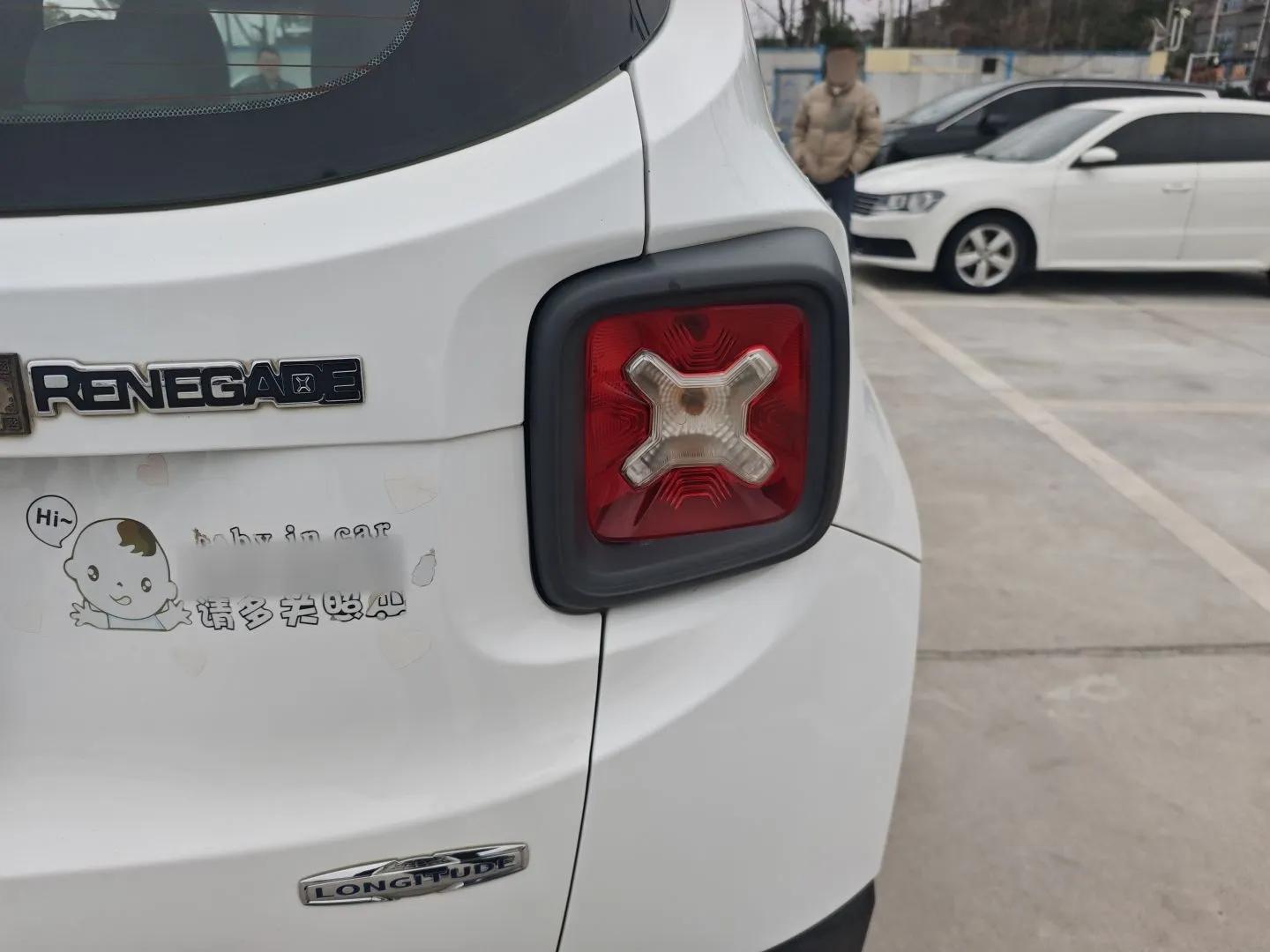 Jeep Renegade 2017 180T Automatic High-Energy Version — миниатюра 7