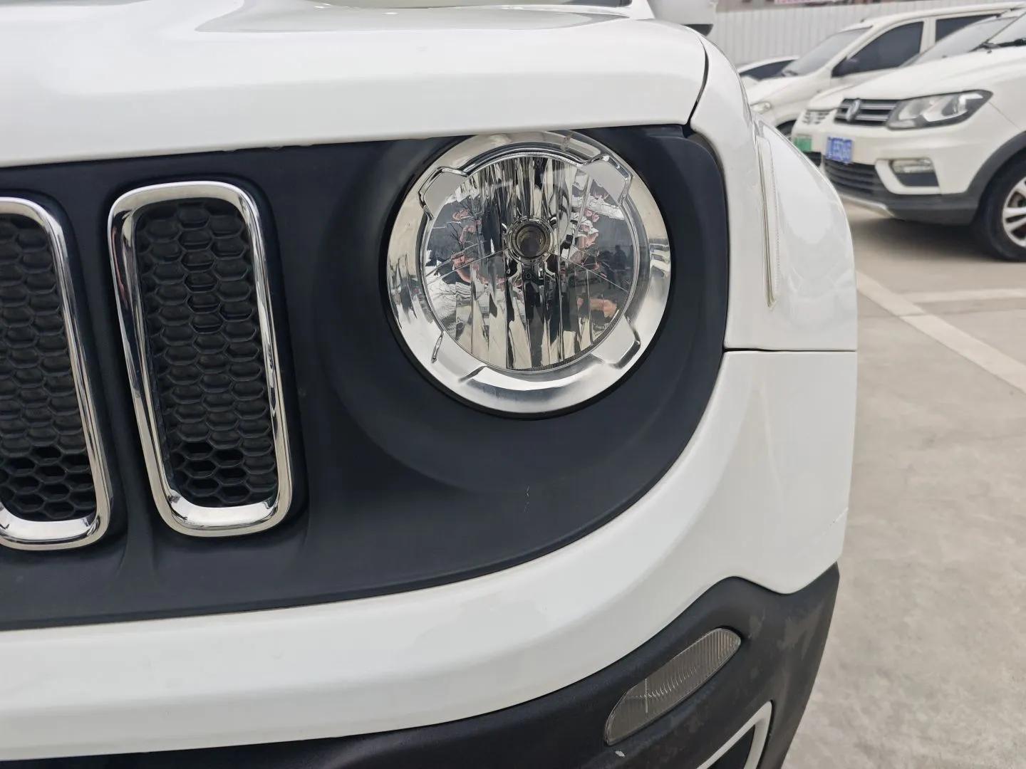 Jeep Renegade 2017 180T Automatic High-Energy Version — миниатюра 9