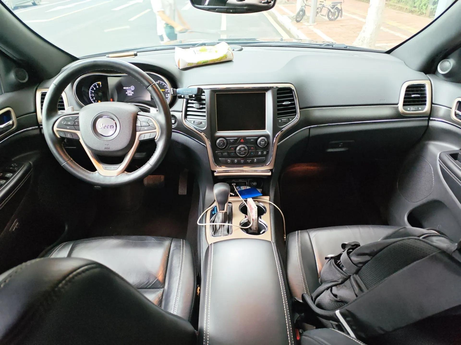 Jeep Grand Cherokee 2016 3.0L Comfort Navigation Edition — миниатюра 10