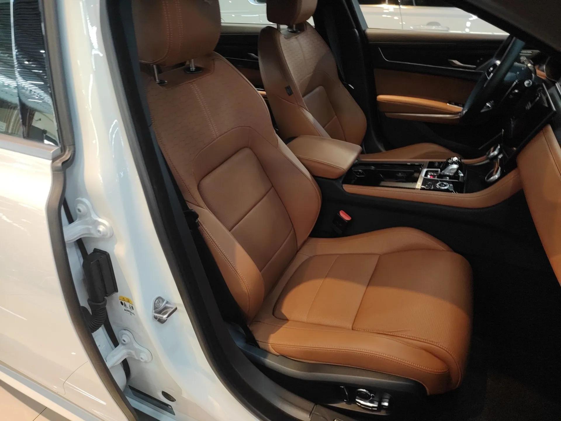 Jaguar XFL 2024 2.0T P300 Four-Wheel Drive Flagship Sport Gold Edition — миниатюра 23