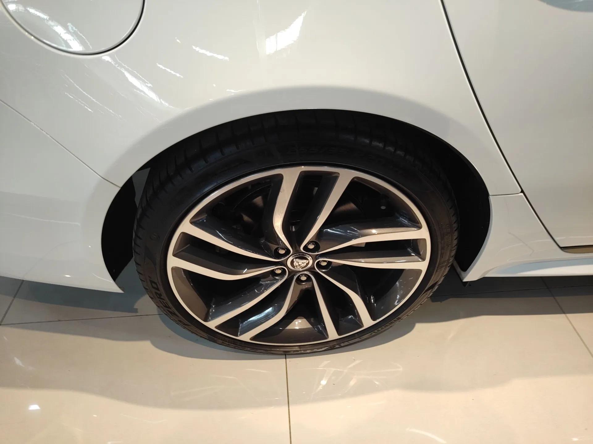 Jaguar XFL 2024 2.0T P300 Four-Wheel Drive Flagship Sport Gold Edition — миниатюра 10