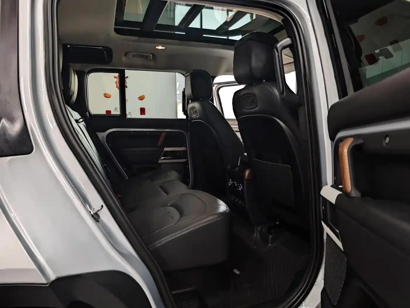 2022 Land Rover Defender 110 P400 Dark Edition — миниатюра 11