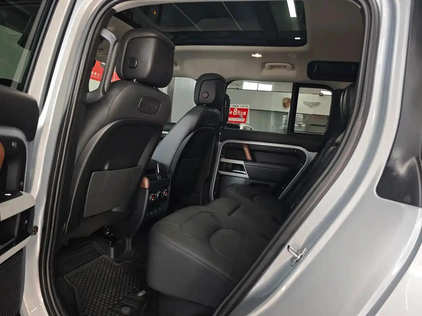 2022 Land Rover Defender 110 P400 Dark Edition — миниатюра 10