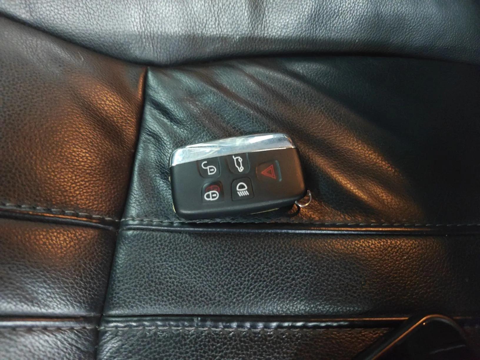 Land Rover Discovery 2016 3.0 SC V6 SE — миниатюра 12