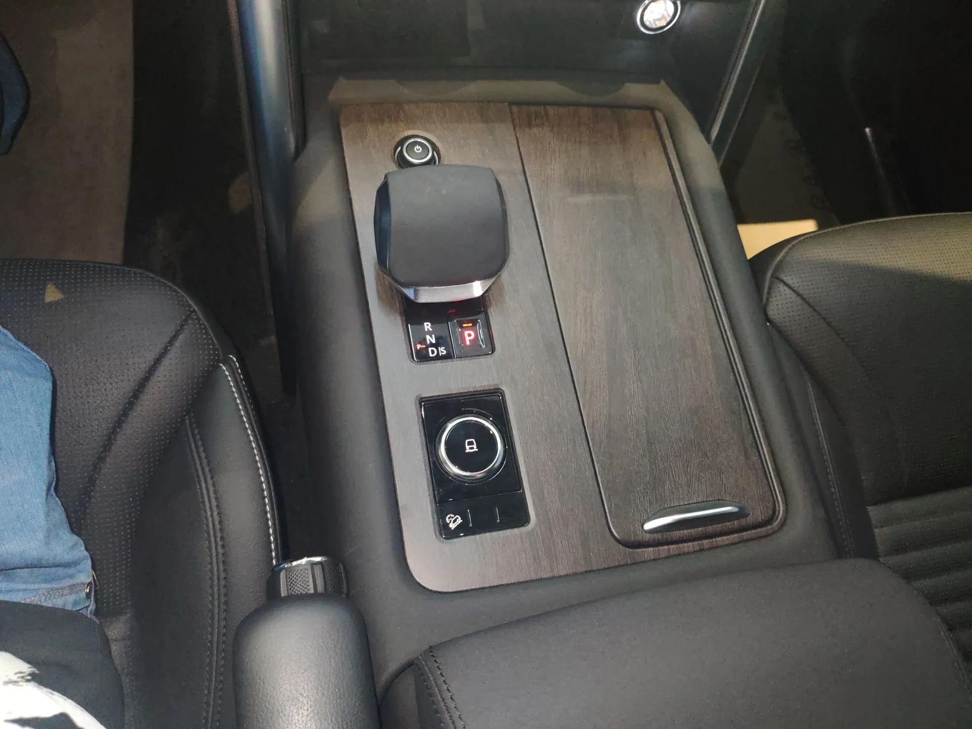 Land Rover Discovery 2023 300PS S — миниатюра 17