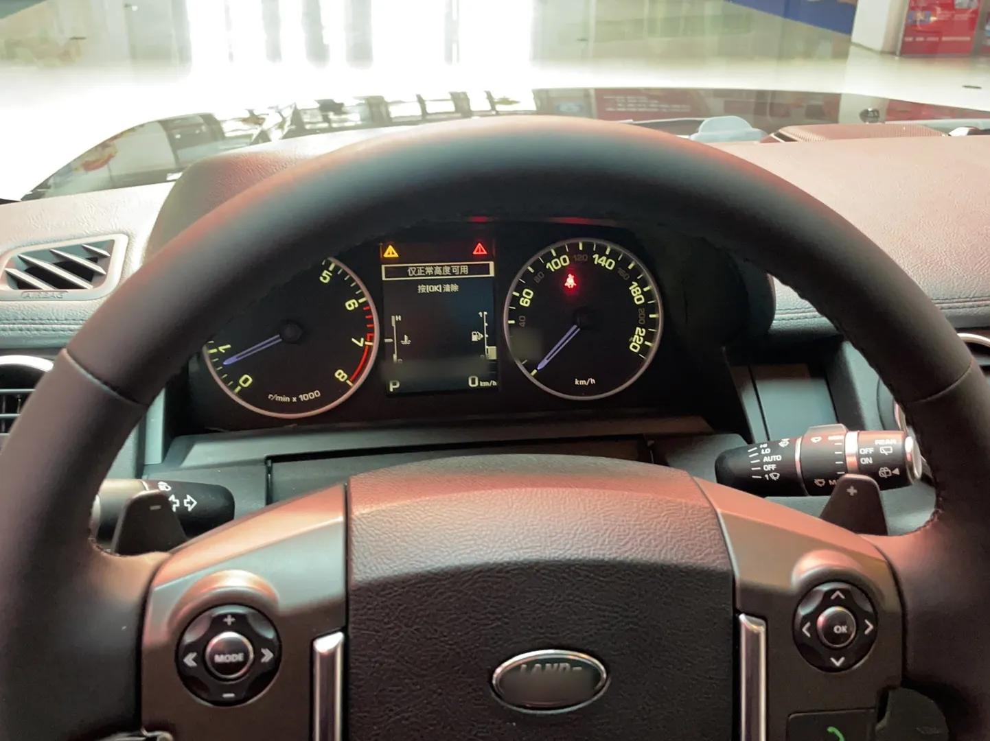 Land Rover Discovery 2016 3.0 SC Obsidian Black Heritage Edition SE — миниатюра 14