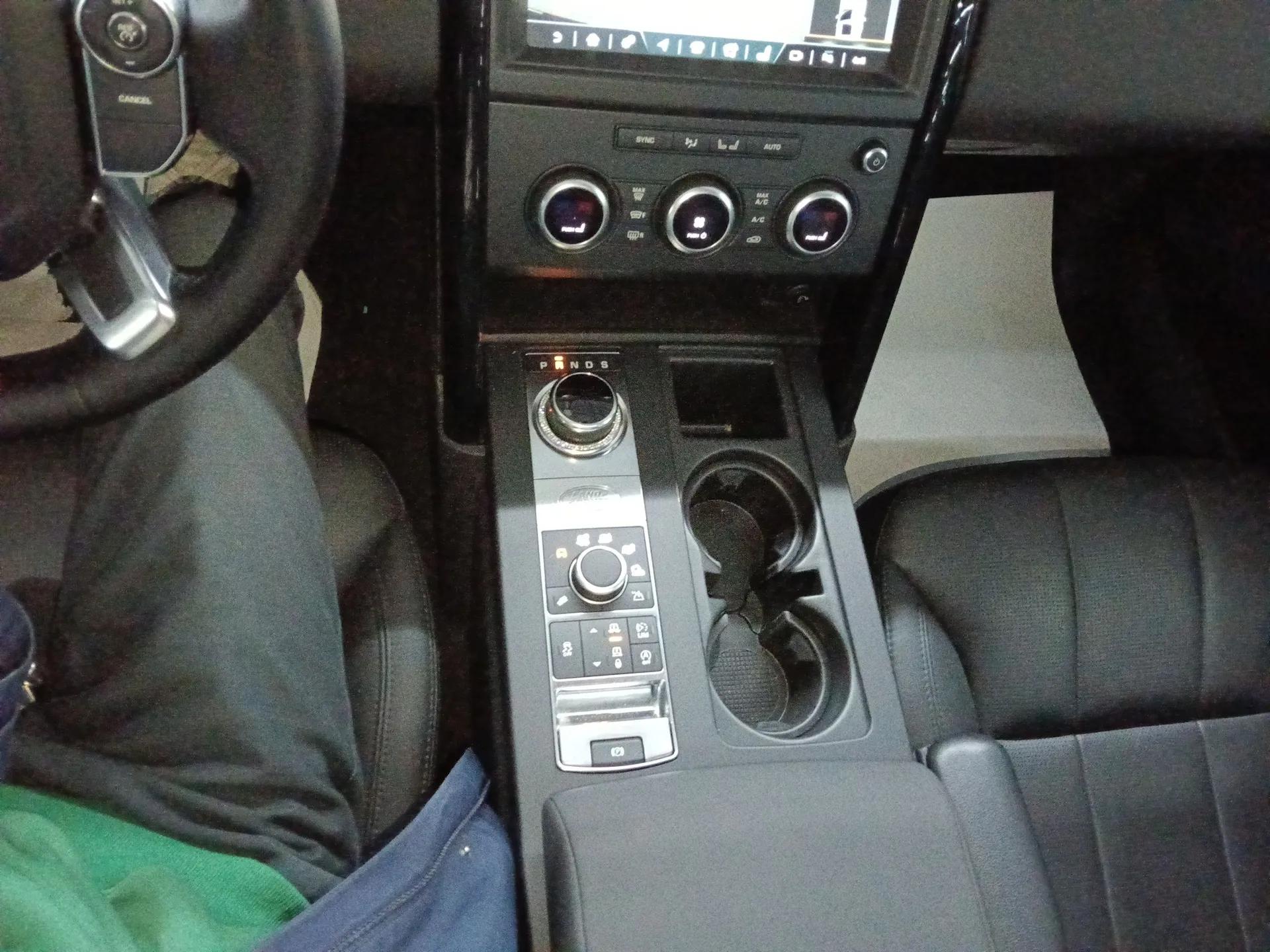 Land Rover Discovery 2018 3.0 SC V6 SE — миниатюра 17