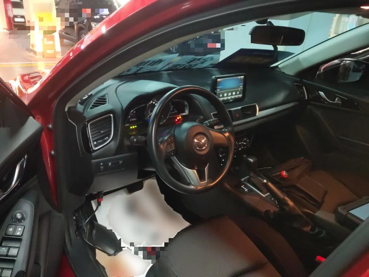 Mazda 3 Axela 2016 Hatchback 1.5L Automatic Comfort Model — миниатюра 12
