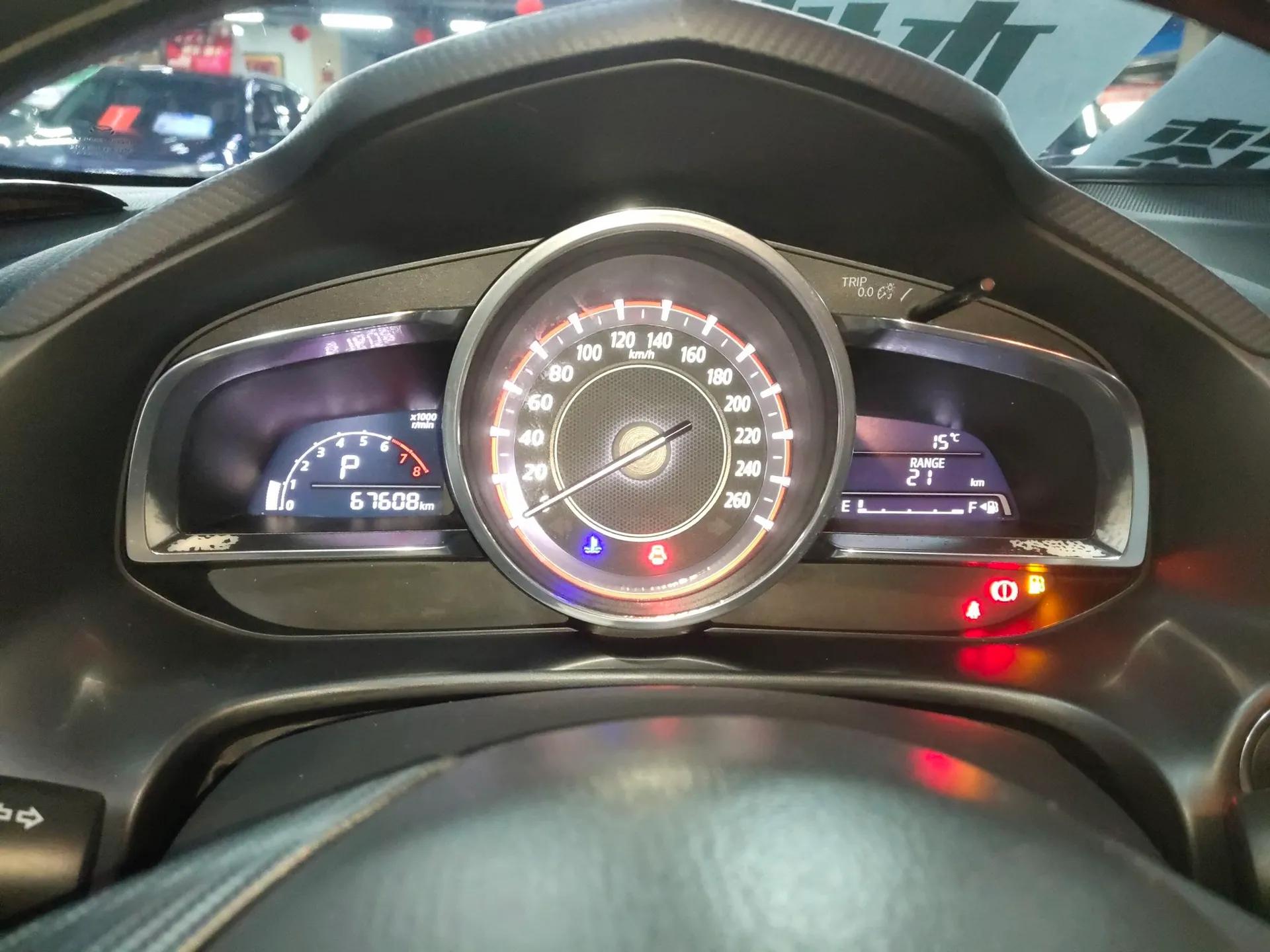 Mazda 3 Axela 2016 Hatchback 1.5L Automatic Comfort Model — миниатюра 14
