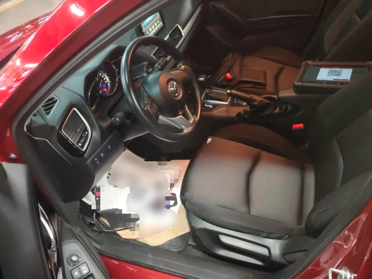 Mazda 3 Axela 2016 Hatchback 1.5L Automatic Comfort Model — миниатюра 17