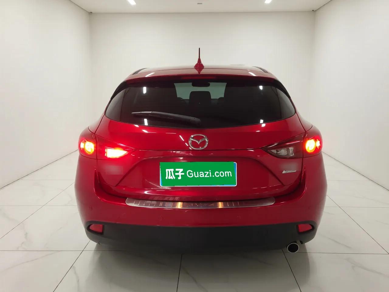 Mazda 3 Axela 2016 Hatchback 1.5L Automatic Comfort Model — миниатюра 3