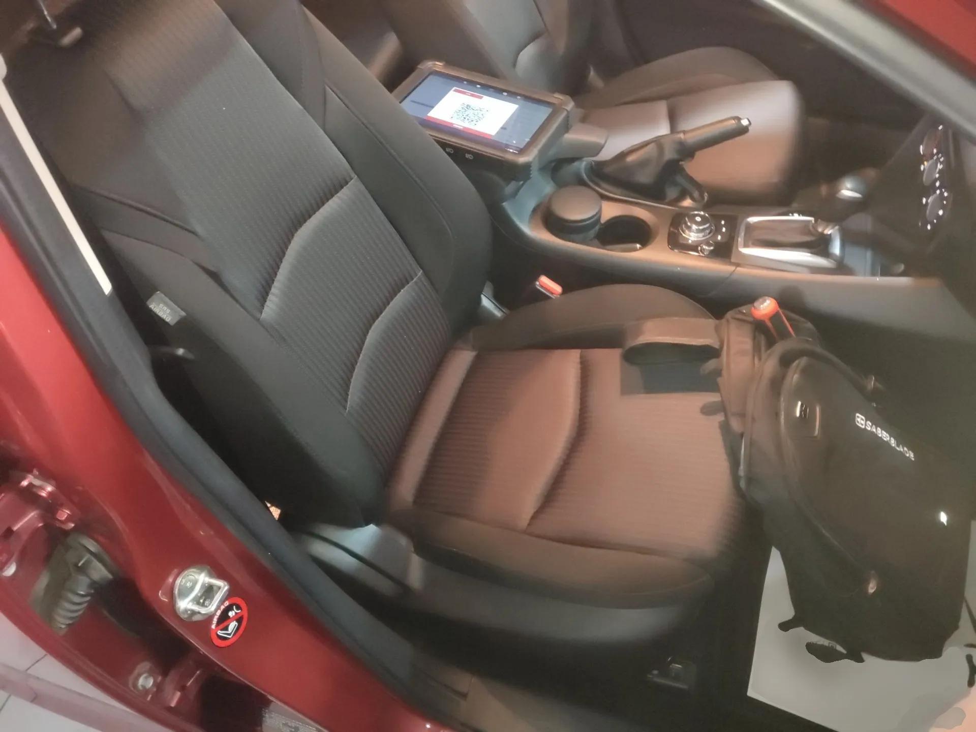 Mazda 3 Axela 2016 Hatchback 1.5L Automatic Comfort Model — миниатюра 23