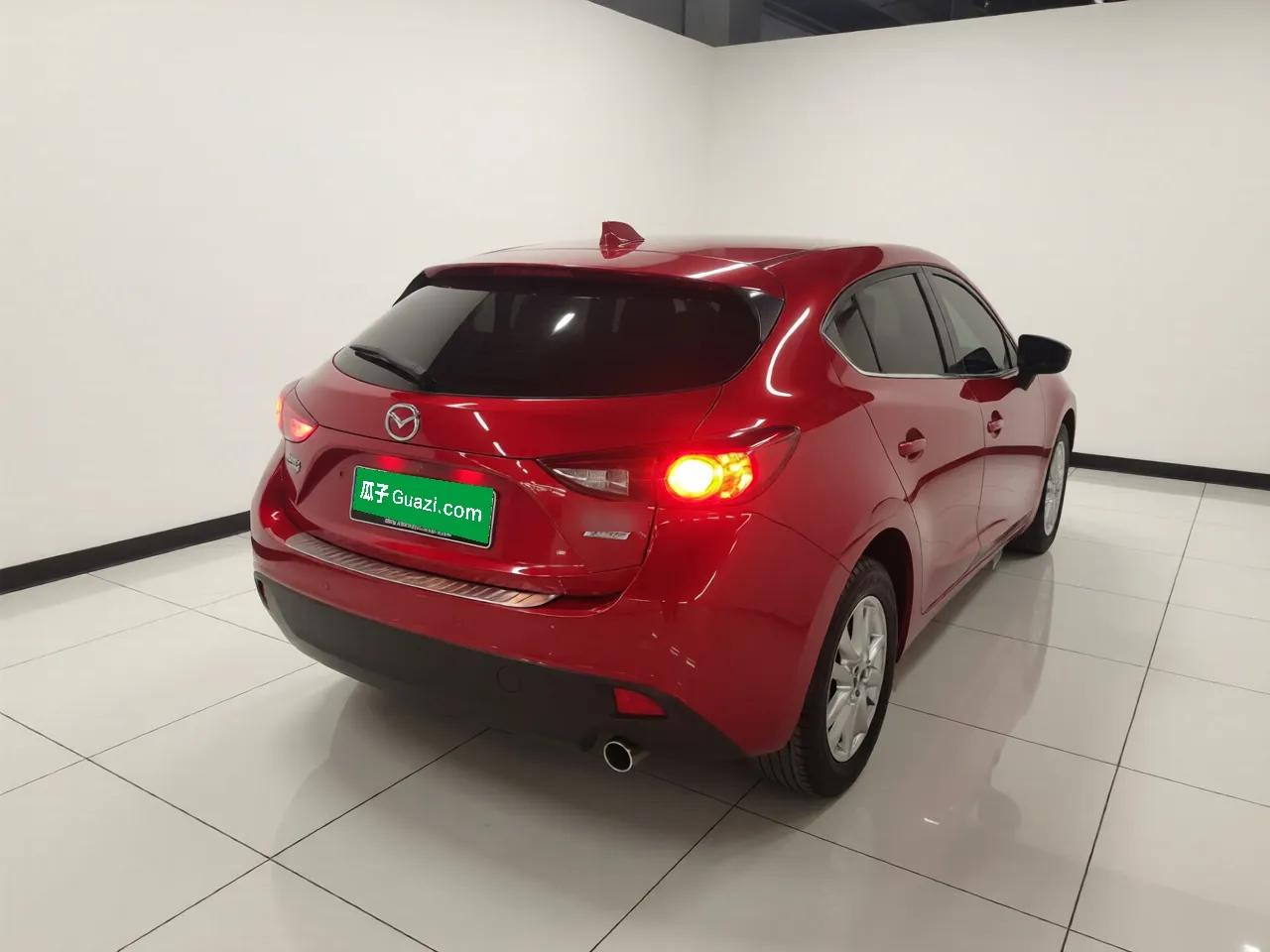 Mazda 3 Axela 2016 Hatchback 1.5L Automatic Comfort Model — миниатюра 4