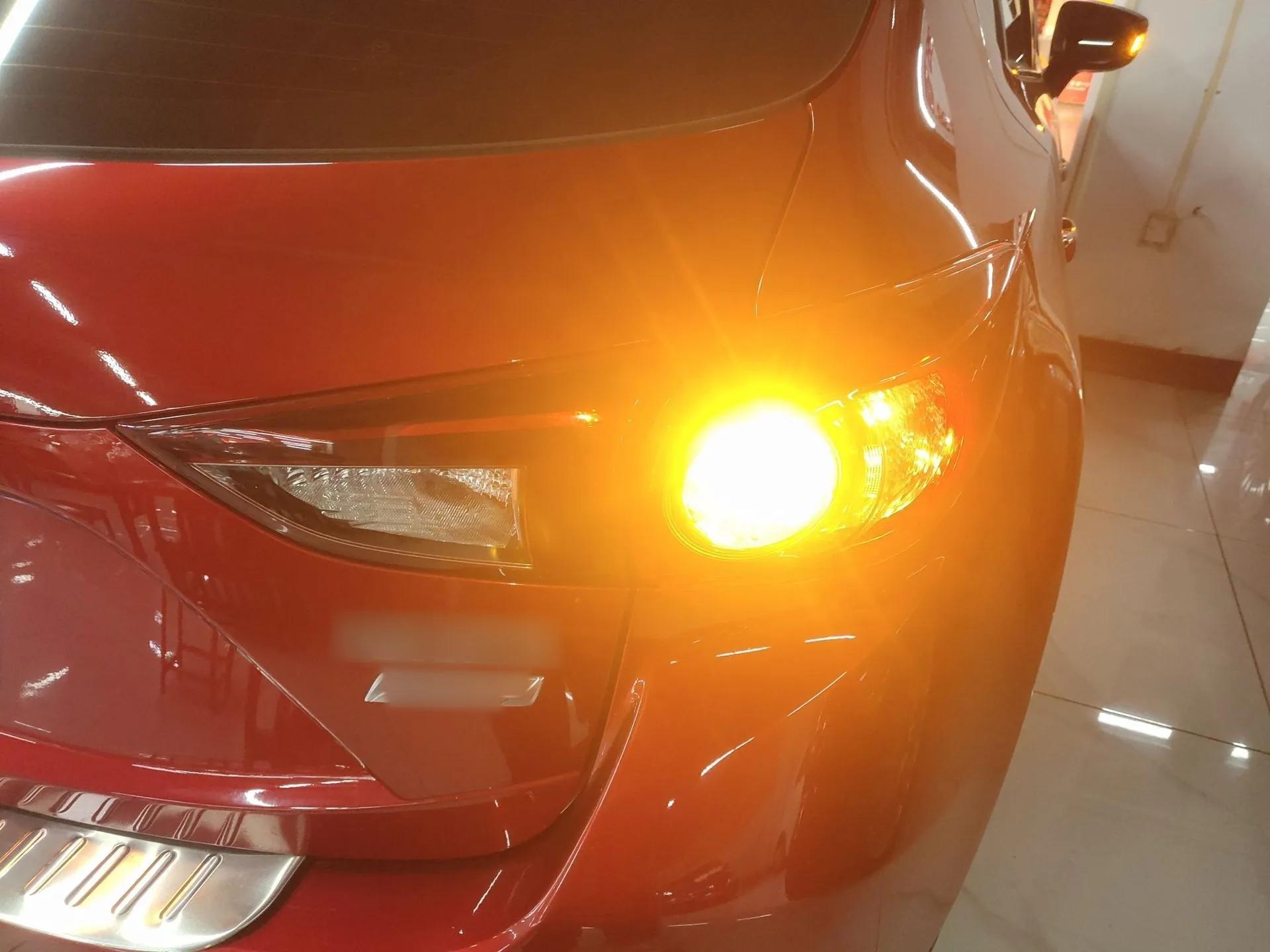 Mazda 3 Axela 2016 Hatchback 1.5L Automatic Comfort Model — миниатюра 8