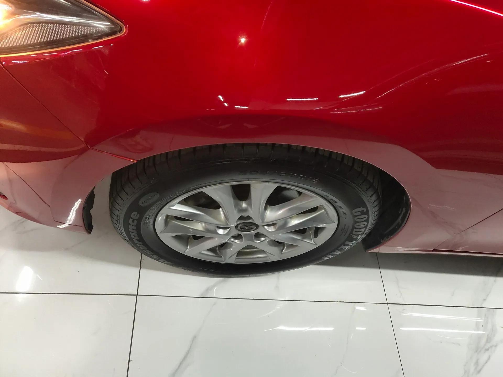 Mazda 3 Axela 2016 Hatchback 1.5L Automatic Comfort Model — миниатюра 9