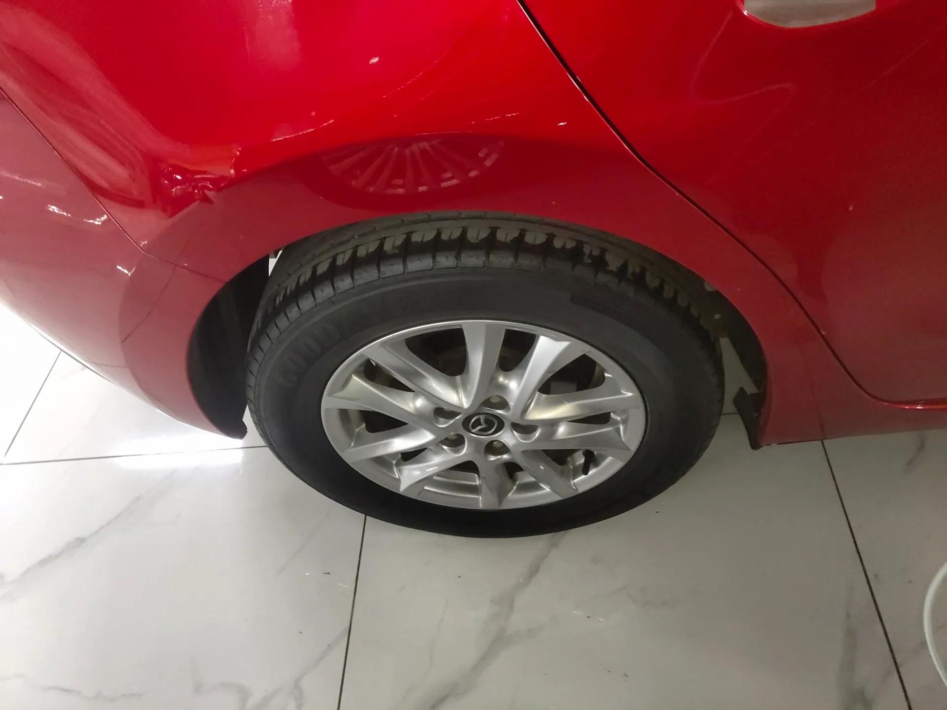 Mazda 3 Axela 2016 Hatchback 1.5L Automatic Comfort Model — миниатюра 10