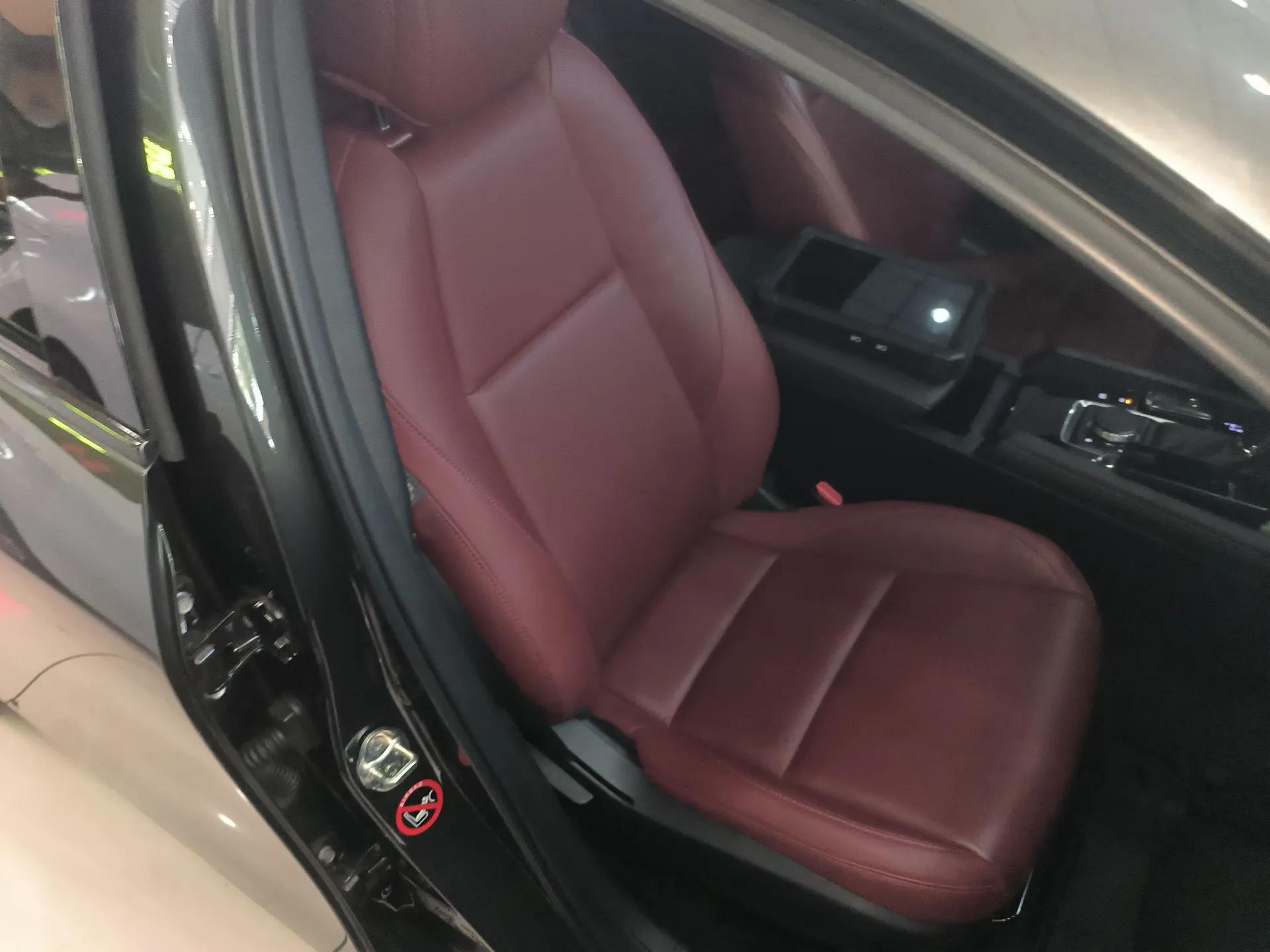 Mazda 3 Axela 2022 2.0L Automatic Premium Black Obsidian Edition — миниатюра 23