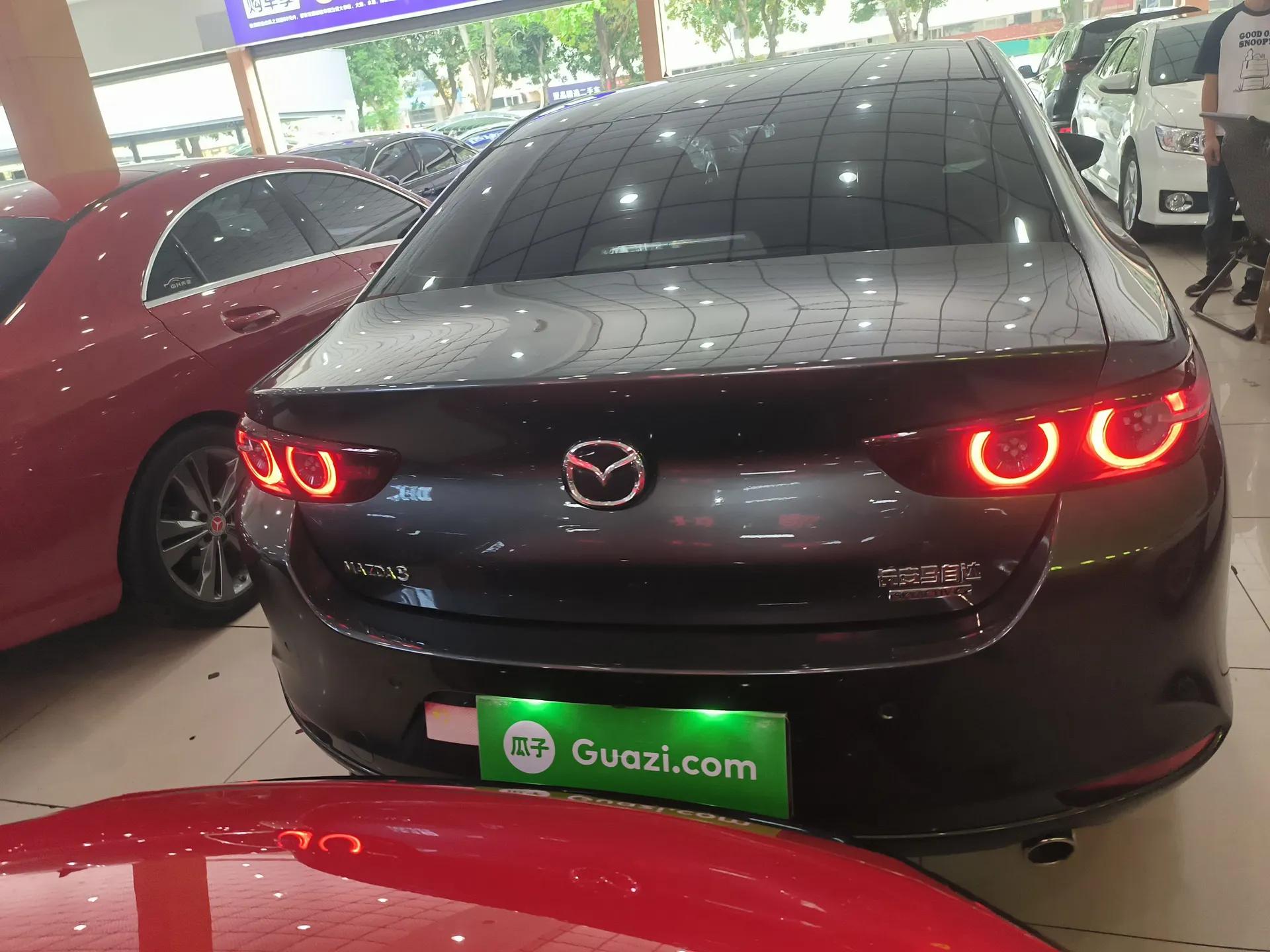 Mazda 3 Axela 2022 2.0L Automatic Premium Black Obsidian Edition — миниатюра 5