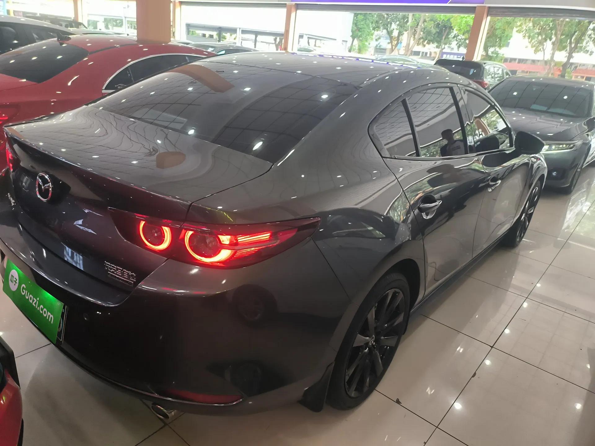Mazda 3 Axela 2022 2.0L Automatic Premium Black Obsidian Edition — миниатюра 6