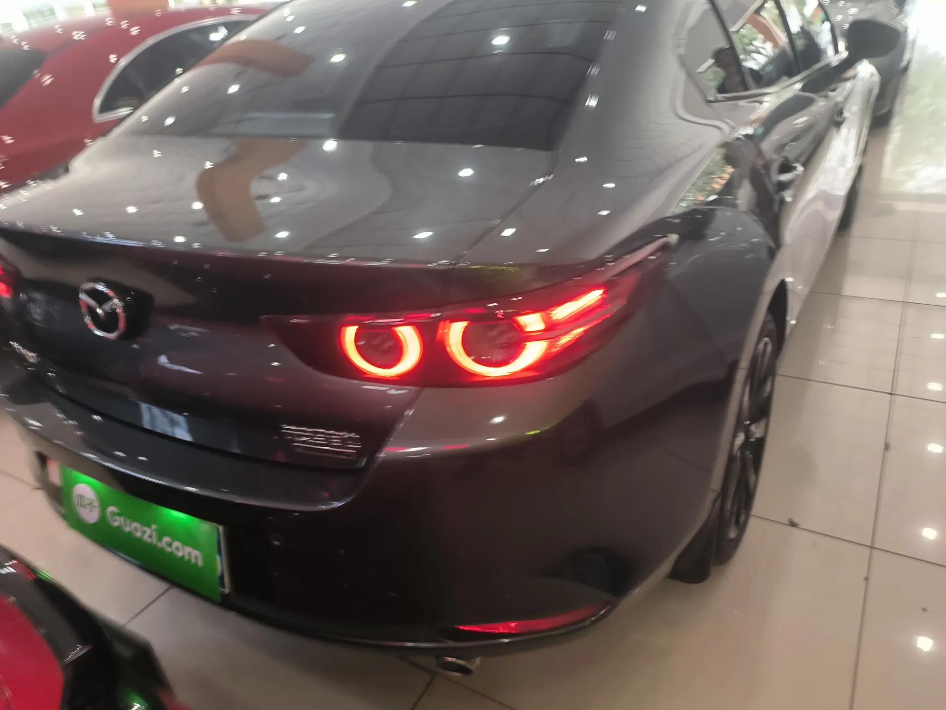 Mazda 3 Axela 2022 2.0L Automatic Premium Black Obsidian Edition — миниатюра 7