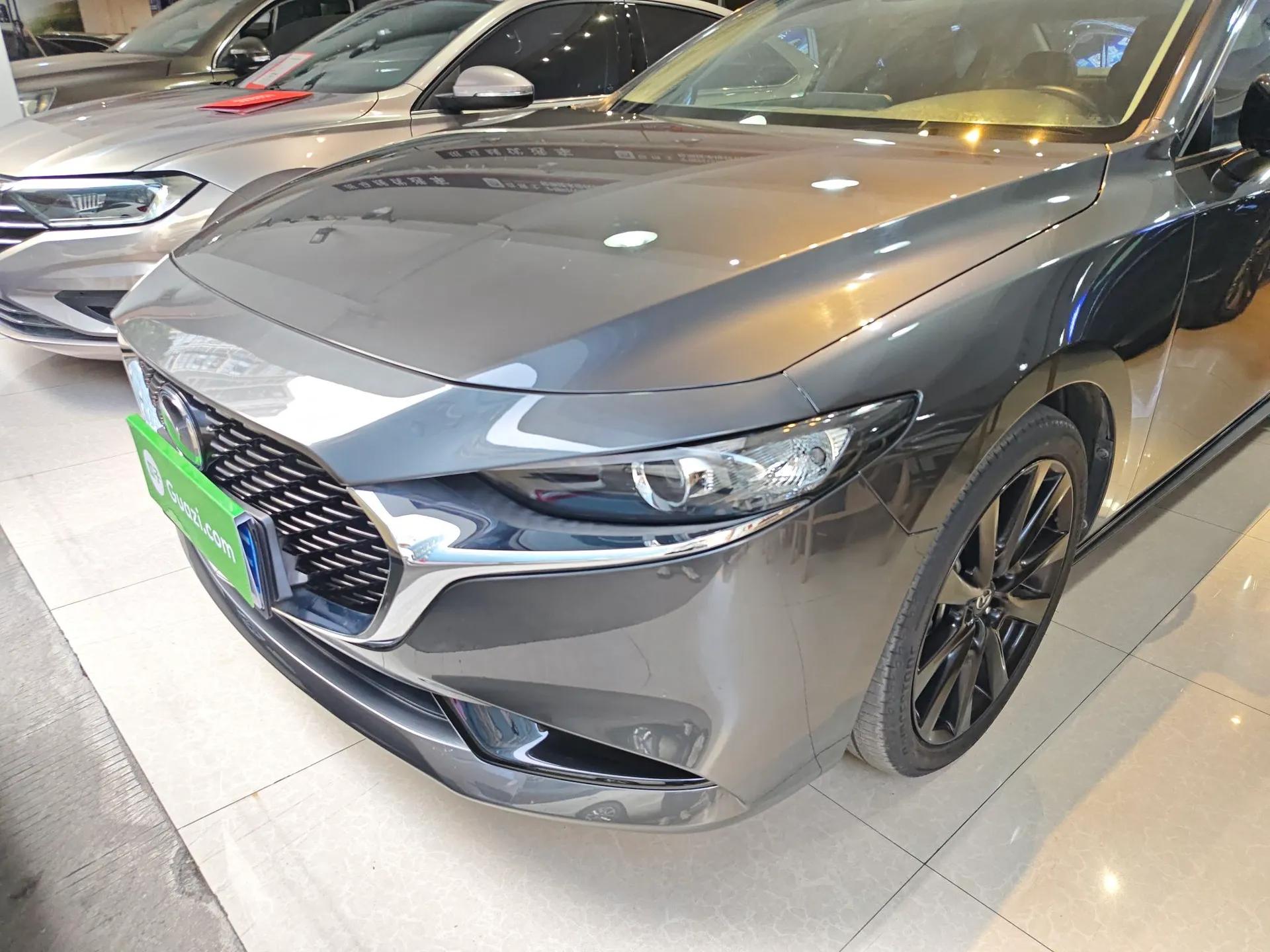 Mazda 3 Axela 2022 2.0L Automatic Premium Black Obsidian Edition — миниатюра 2