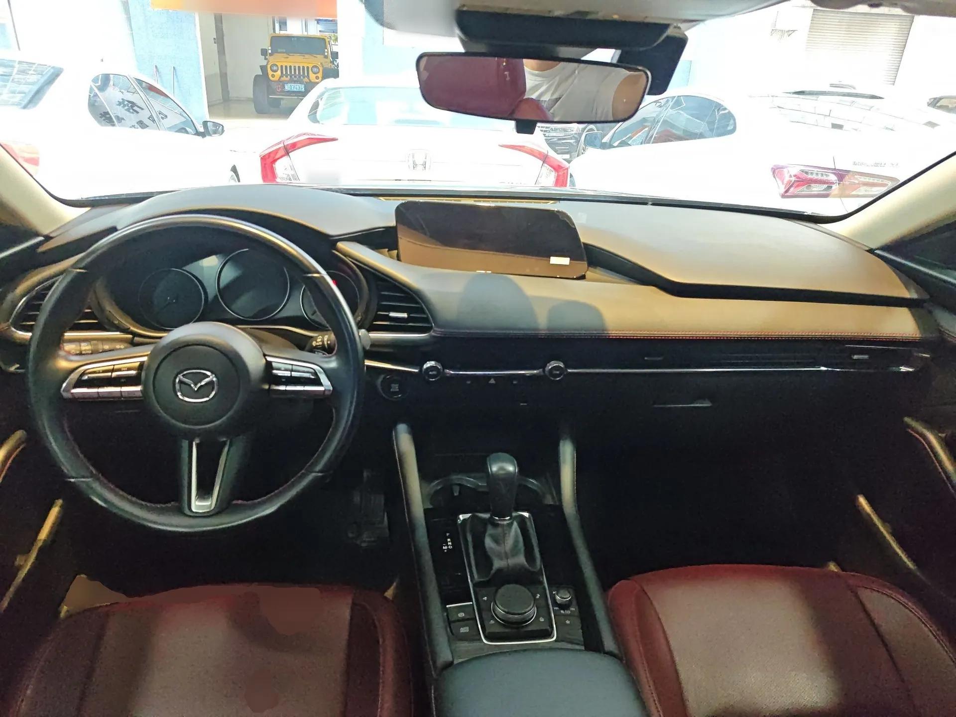Mazda 3 Axela 2022 2.0L Automatic Premium Black Obsidian Edition — миниатюра 11