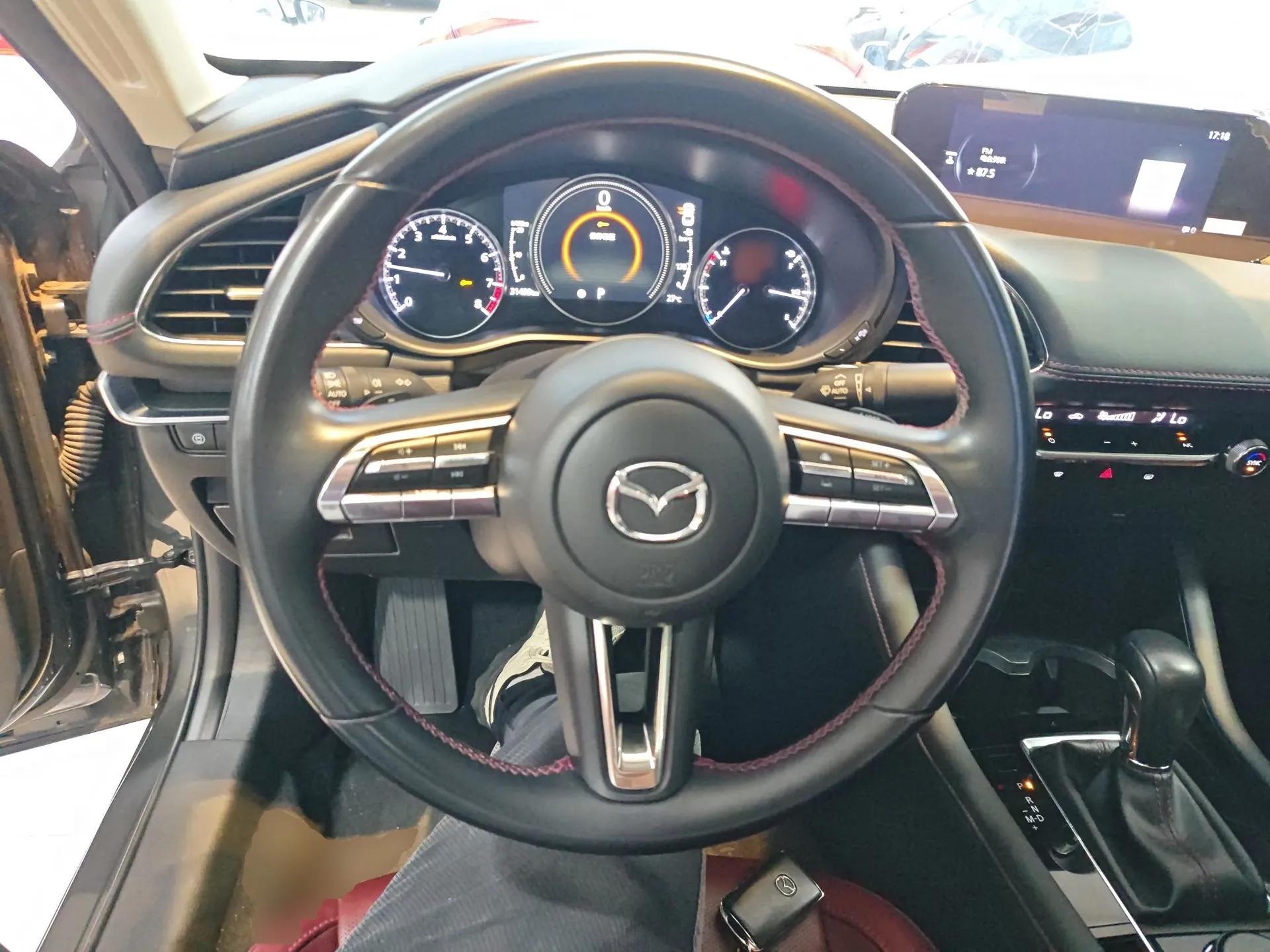 Mazda 3 Axela 2022 2.0L Automatic Premium Black Obsidian Edition — миниатюра 12