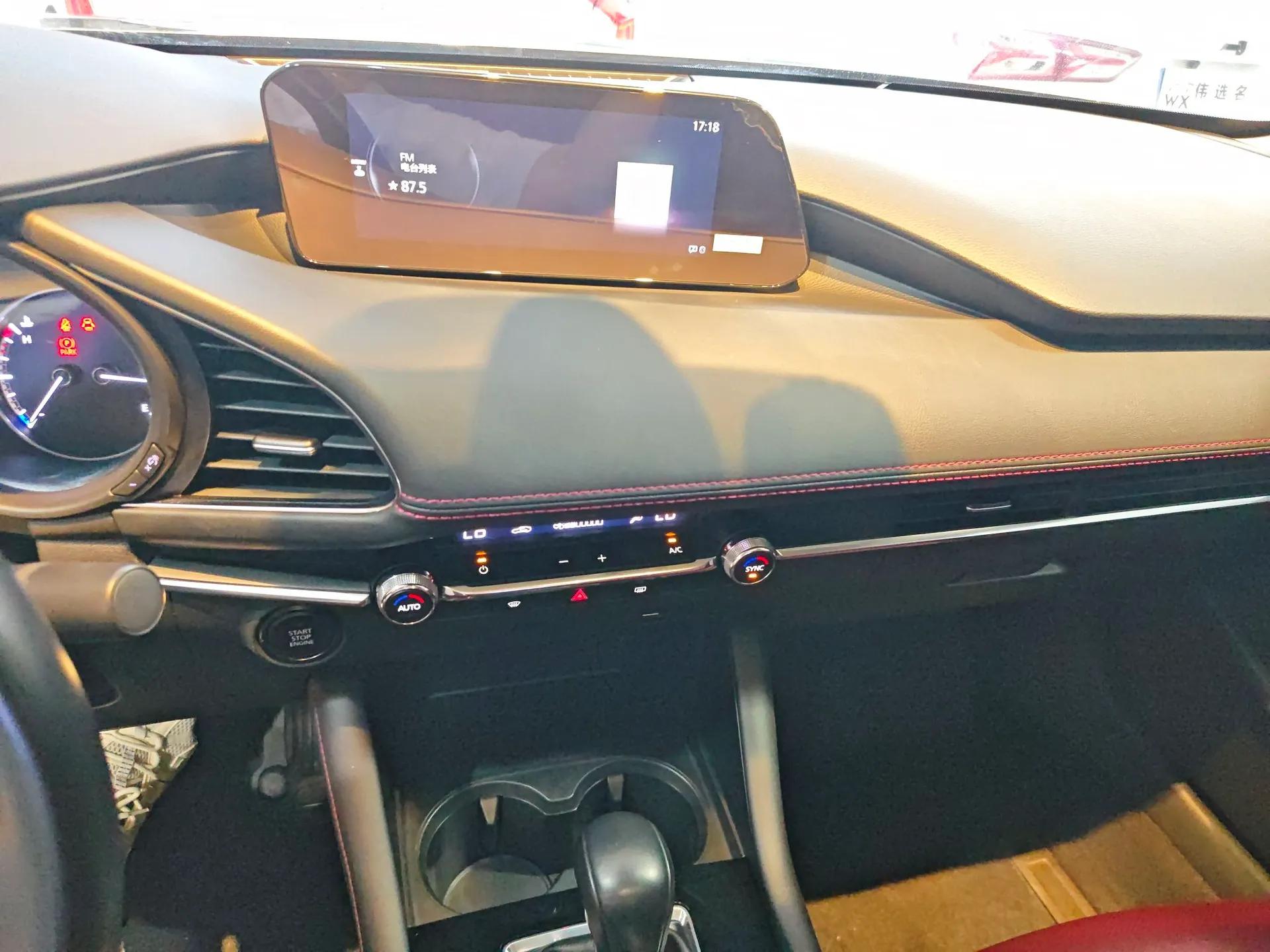 Mazda 3 Axela 2022 2.0L Automatic Premium Black Obsidian Edition — миниатюра 14