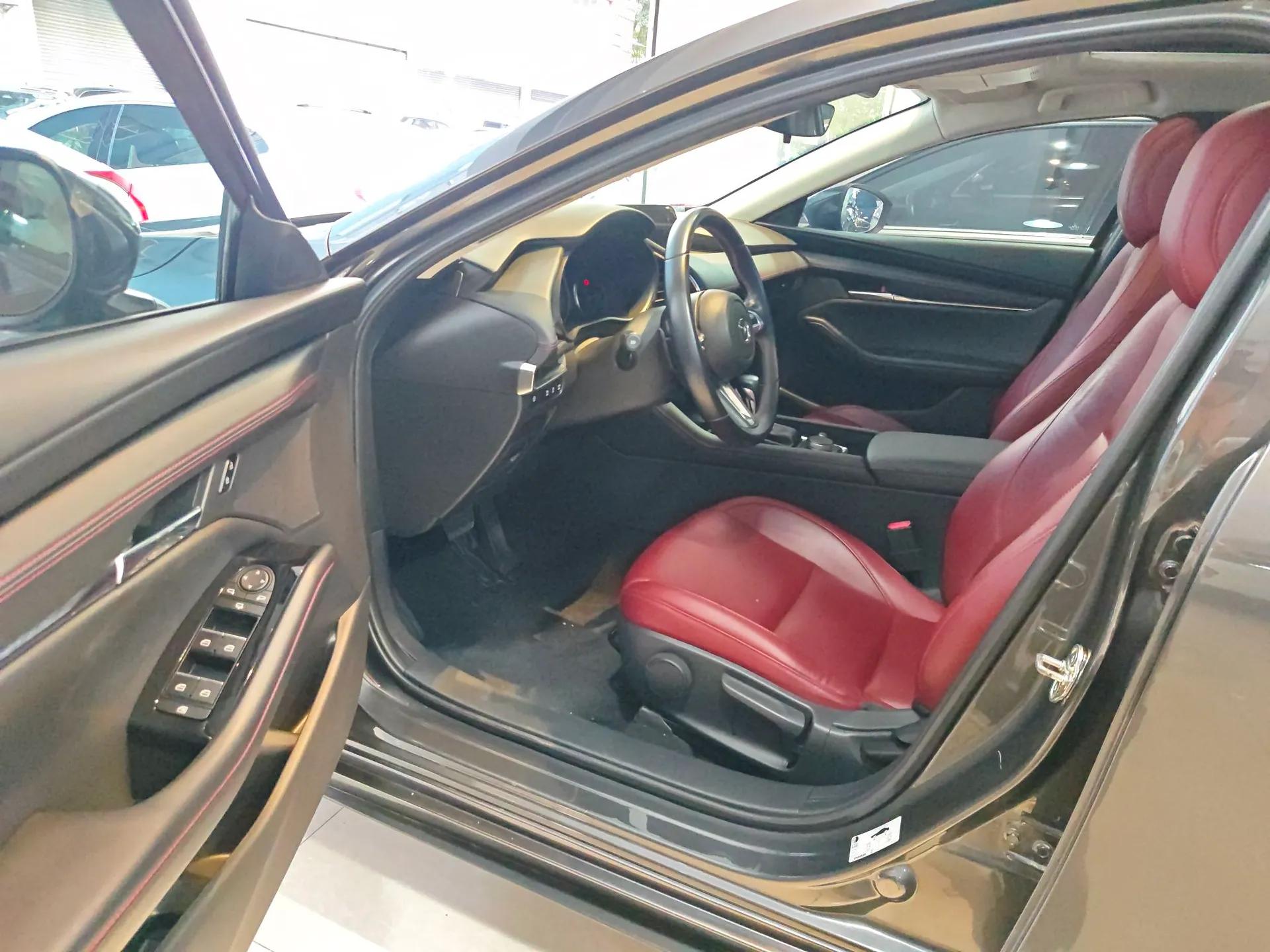 Mazda 3 Axela 2022 2.0L Automatic Premium Black Obsidian Edition — миниатюра 17