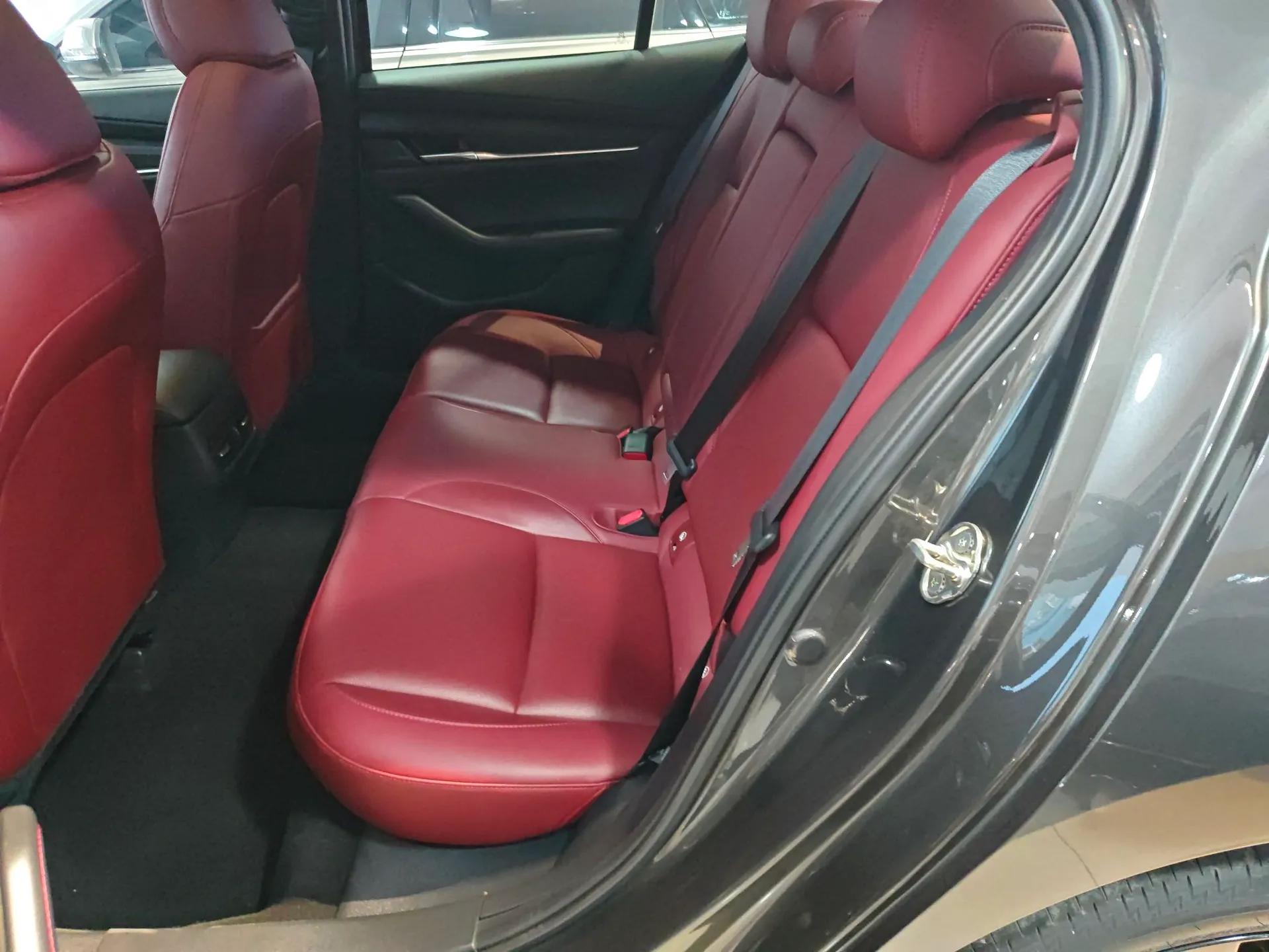 Mazda 3 Axela 2022 2.0L Automatic Premium Black Obsidian Edition — миниатюра 18
