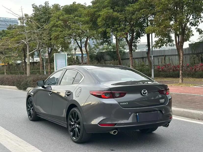 Mazda 3 Axela 2022 2.0L Automatic Premium Black Obsidian Edition — миниатюра 3