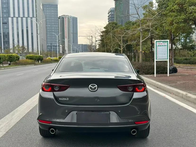 Mazda 3 Axela 2022 2.0L Automatic Premium Black Obsidian Edition — миниатюра 4
